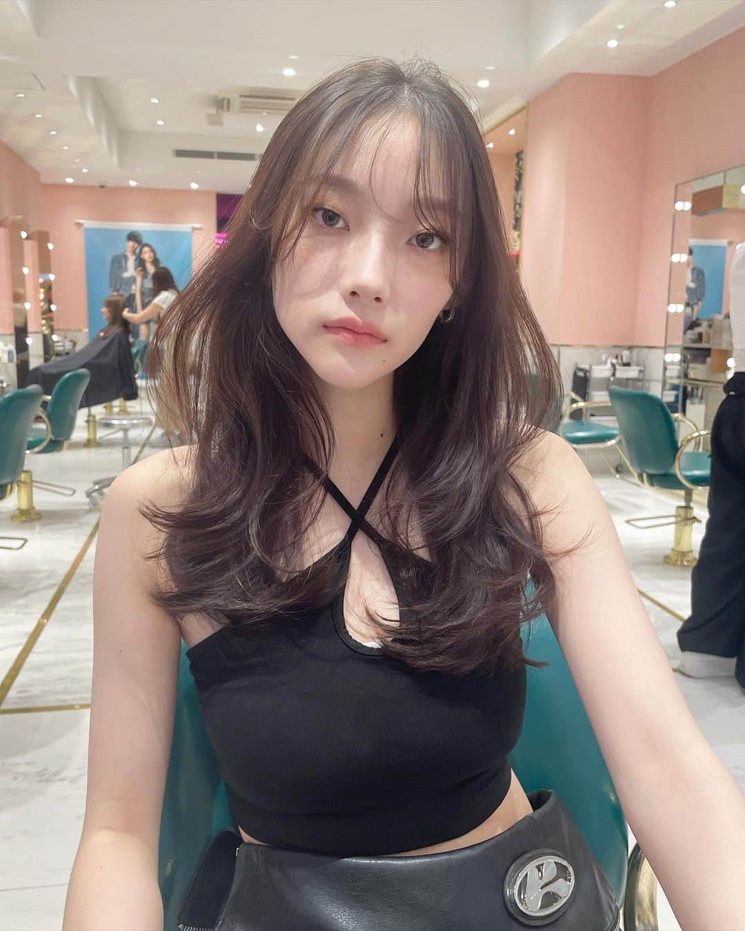 原涼香のインスタグラム：「🆕なトレンドヘア🖤🩶🤍🩶 ⊹ ｡ ﾟ⁖✦ ˖ ⊹ ｡ ﾟ˖ ✧  韓国の子みたいな #레이어드컷 と透明感抜群カラーが いまとってもイケてます🫶🏻 ㅤㅤㅤㅤㅤㅤㅤㅤㅤㅤㅤㅤㅤ ㅤㅤㅤㅤㅤㅤㅤㅤㅤㅤㅤㅤㅤ 🎀人気韓国HAIR STYLE menu... ㅤㅤㅤㅤㅤㅤㅤㅤㅤㅤㅤㅤㅤ ☑︎カット わがままを叶える2WAYバングに 巻いても巻かなくてもかわいいレイヤーカット🩷  ☑︎プレミアムケアカラー(or Wケアカラー) 透明感バツグンのグレージュカラー🩶 ㅤㅤㅤㅤㅤㅤㅤㅤㅤㅤㅤㅤㅤ ☑︎バイカルテトリートメント 韓国人みたいなツヤ髪はバイカルテトリートメントで叶います🩷  ㅤㅤㅤㅤㅤㅤㅤㅤㅤㅤㅤㅤㅤ ご予約はリンクから🫶🏻🔗  #SHIMA#韓国ヘア#韓国スタイル#レイヤーカット#ワンホンヘア#ワンホン#ダークトーン#網紅#初カラー#暗髪#ベージュカラー#ラベンダーカラー#グレージュ#オリーブカラー#透明感カラー#銀座美容院#銀座美容室#美容師#시스루뱅#레이어드컷#koreanhair」