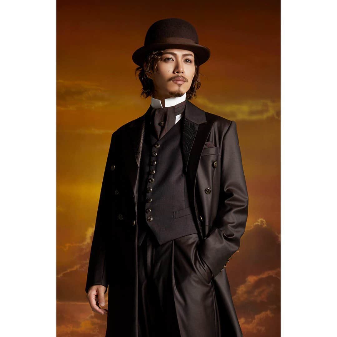 のインスタグラム：「帝劇11月公演ミュージカル・ピカレスク 『#LUPIN ～カリオストロ伯爵夫人の秘密～』  ボーマニャンのビジュアルが公開されました！髭付きの役は初です！お楽しみに😌」