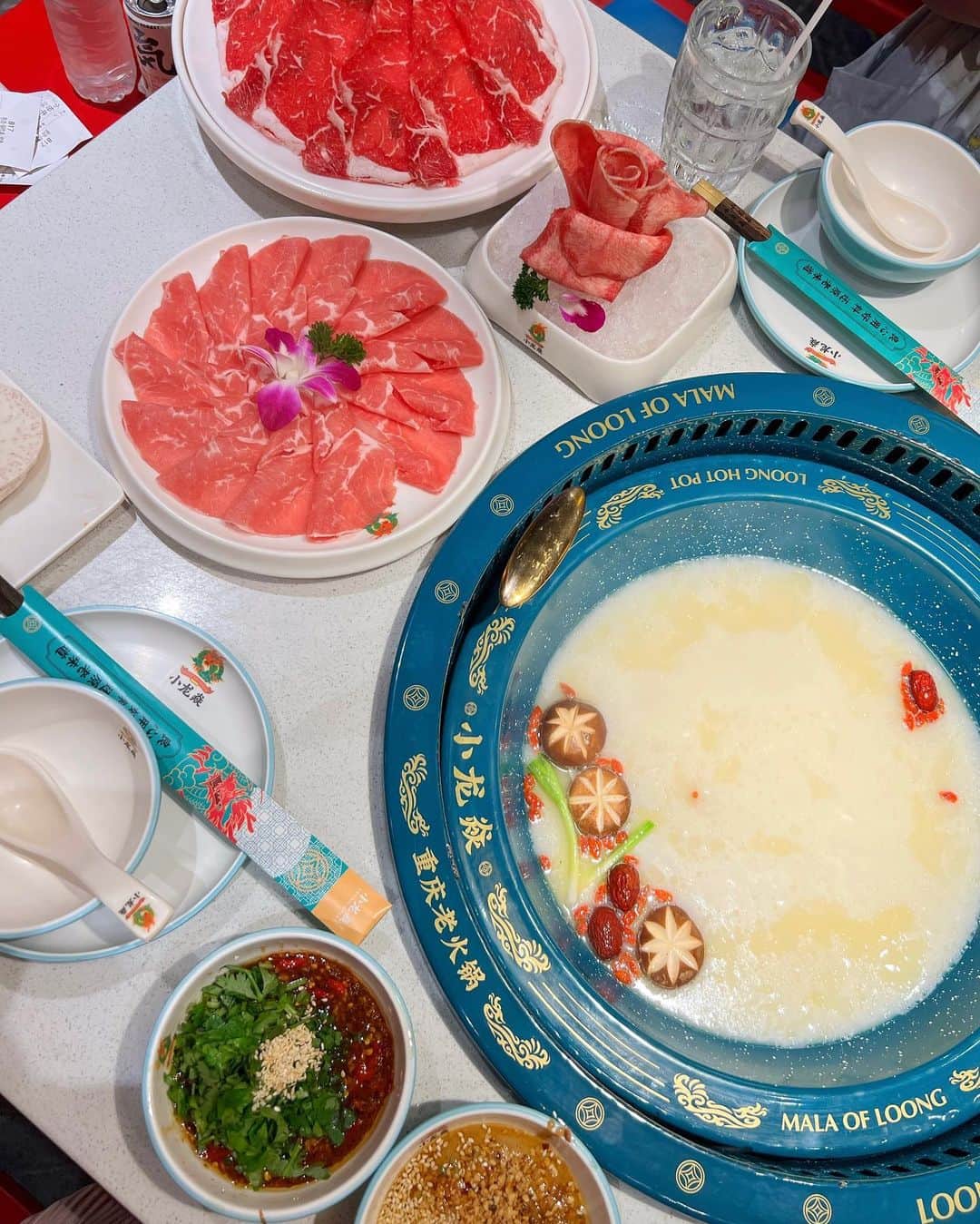 松本未夢さんのインスタグラム写真 - (松本未夢Instagram)「หลังจาก onsen กินข้าวเยอะ🧡เมื่อไป onsen หิวข้าวทุกครั้ง🤣 . ร้านนี้บริการดีมากๆๆๆ🥰 ใจดีมาก💓อยากไปอีก😍 . . . 銭湯行ったらお腹空いてw たくさん食べました😂💓 . 満たされたぁーん🥰 . . . . #มิมุ #ไม่ใช่มุมิ #みーむー #อาหาร  #バンコク #タイ」7月26日 15時53分 - miiimuuu_chan