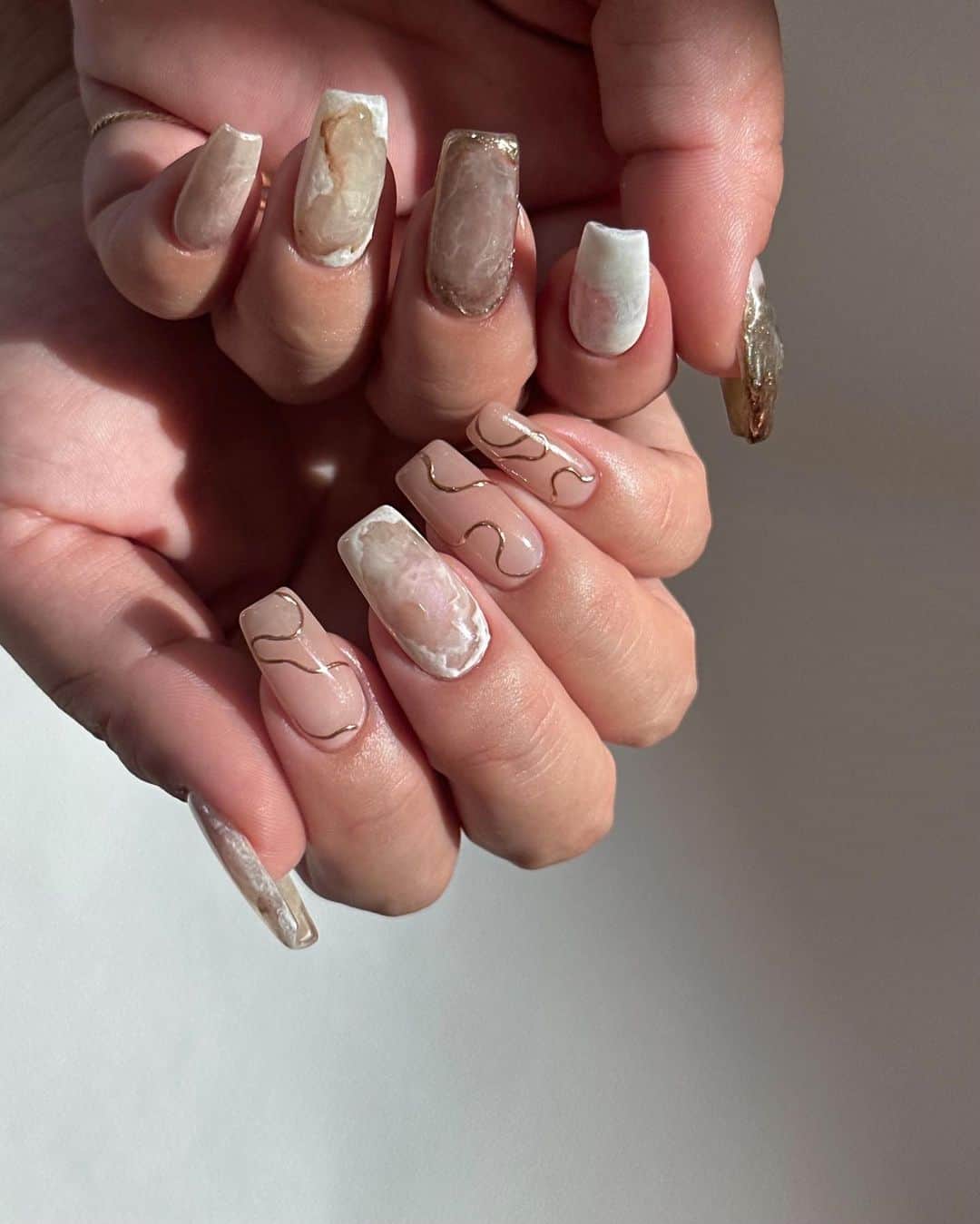 mananailsのインスタグラム：「nails by @moonlit_yuki @moonlit_sayaka   nuance design left @moonlit_yuki  right @moonlit_sayaka   旅行前にやってもらったのが可愛すぎて🥹🤍 おまかせして大正解でした🥹🤍」