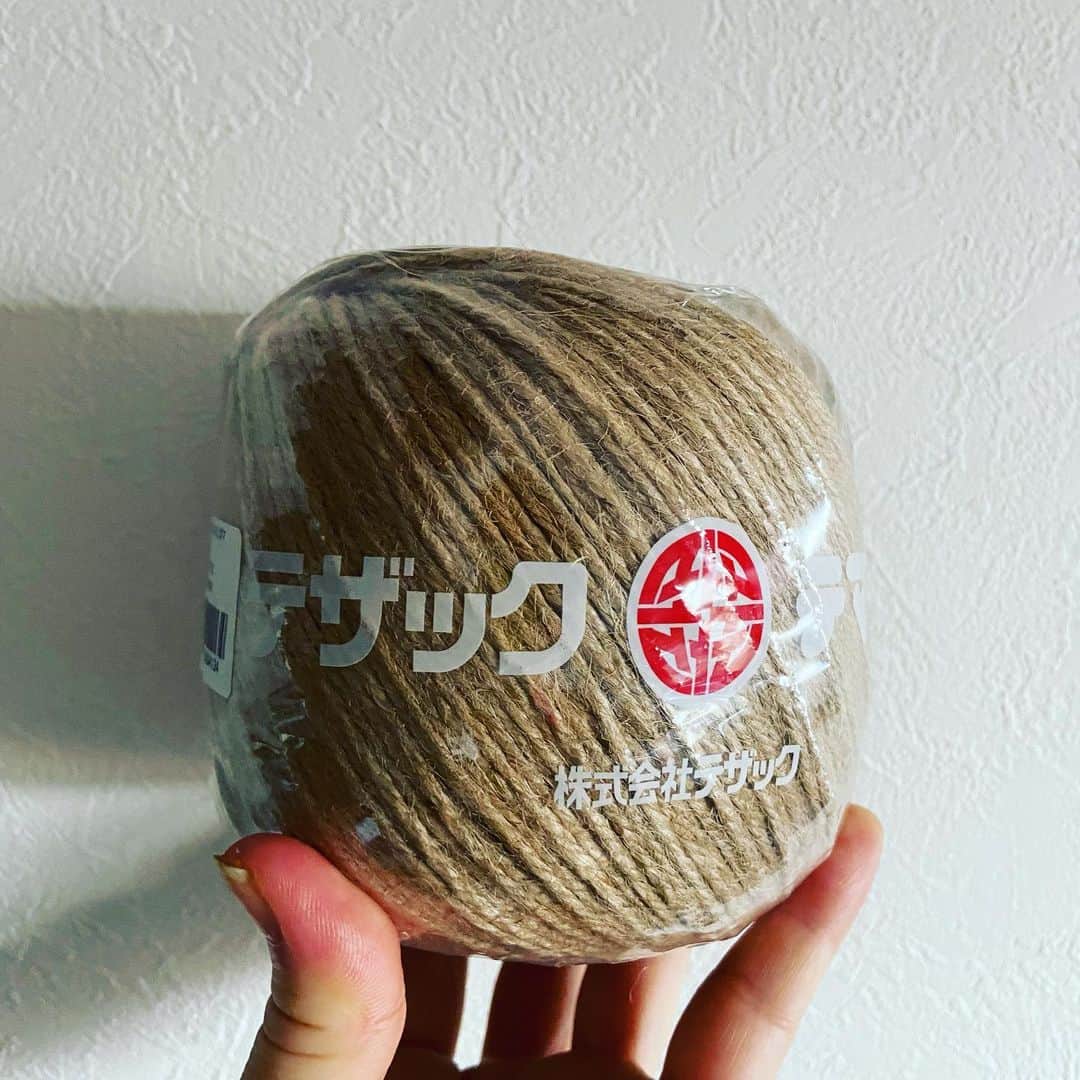 おおたうにのインスタグラム：「やることが多すぎてぐるぐる🌀🌀 そしてここにアップするものが全然ないー！！ もっと宣伝しなきゃダメなのだろうけど、「なにも出来上がってない」ことがもうアレで…😢  どうやら8/1の夕方からスタートしちゃうみたい！！ で、その日はラフォーレ原宿「愛と狂気のマーケット」に（搬入後でボロボロの）私がおります‼️ 皆さまいらしてね‼️  麻紐の束、悩んで買ったよ‼️ （なんのお知らせ  #お店出すよ #愛と狂気のマーケット #ラフォーレ原宿」