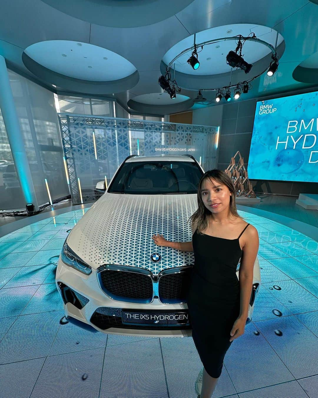 真幸良のインスタグラム：「@bmwjapan の水素電気自動車の プレスカンファレンスに参加して来たよ💧🫧  車の脱炭素化が進む中で電気自動車が注目されているけれど、使用時だけではなくライフサイクル全体で考えると、実は電気自動車も環境負荷が高い🥲  という問題を解決できるかもしれないのが、 この #BMW の水素で走る車🆕  #BMW は実は2007年から水素に着目して研究を続けていて、車の製造、輸送、廃棄を含めた全過程でカーボンニュートラルを実現したんだって！！すごいよね、、、🫨  社会的なインフラの中での水素の役割や重要性も学べて、とっても勉強になった…！  こちらの #THEiX5Hydrogen はまだ実証実験中なのだけれど、発売が今から楽しみ🫶🏽  #BMWJapan #駆け抜ける歓び #サスティナビリティ #水素電気自動車」