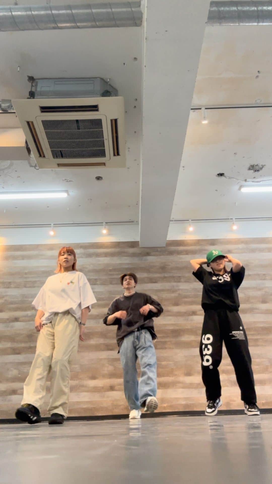 花村想太のインスタグラム：「Oh s**t!! feat. SKY-HI 覚えたてver!! シッキンさんのアシスタントさんに急遽きていただき教えてもらいました！ 難しすぎて覚えたてでは上手く踊りきれず悔しいので、来週もっかいやります！！！ #da_ice #stkgz  #sky_hi #シッキン #踊ってみた #花村想太」