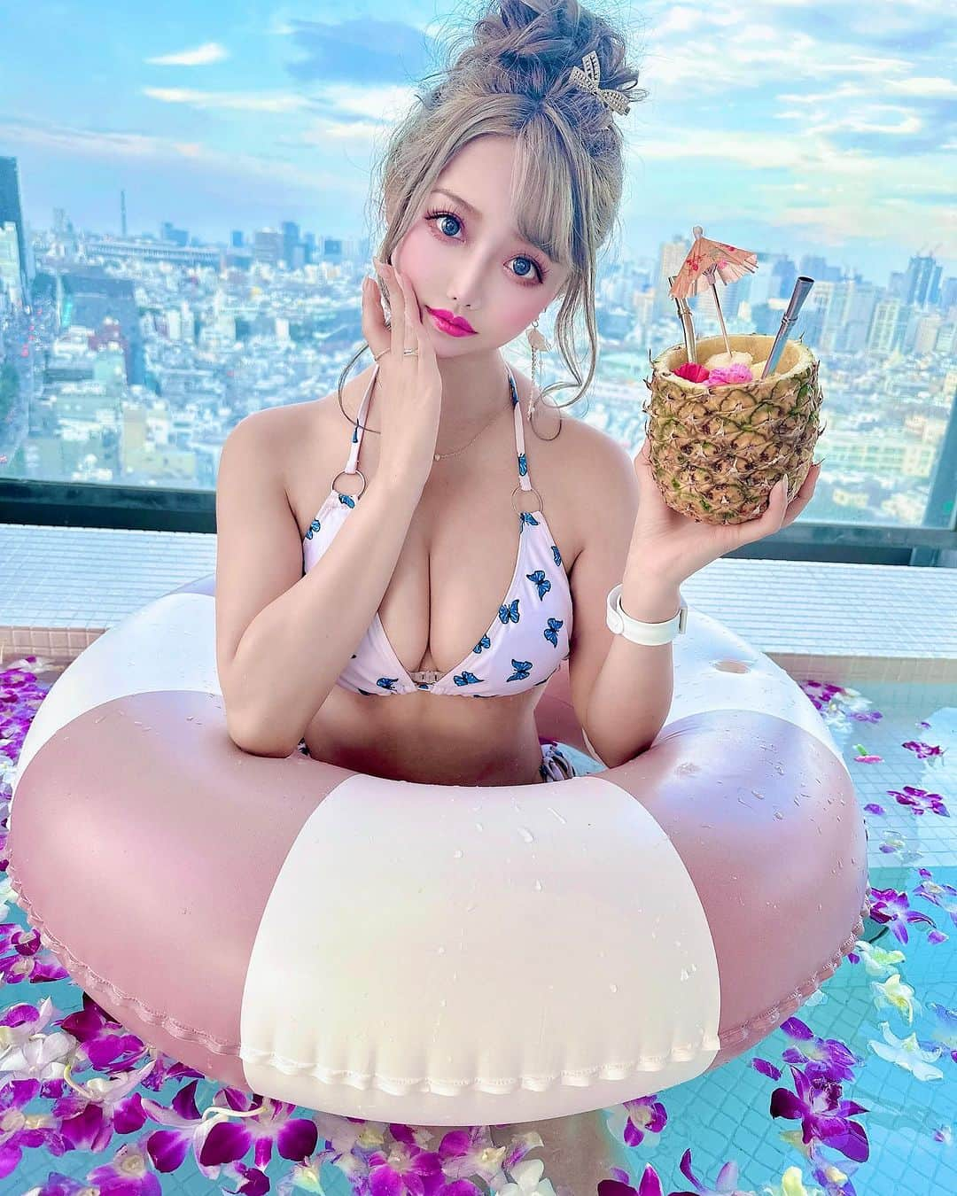 でいじーさんのインスタグラム写真 - (でいじーInstagram)「パイナップル美味しかったな🍍🍍🍍🍍🍍🍍  #水着#プール#ビキニ#渋谷#新宿#歌舞伎町#キャバ嬢#キャバクラ#ガルバ#ホスト#ラウンジ#ギャル#ビキニギャル #水着女子 #美人#美女#pool#映えスポット #映え写真 #温水プール #水着美女 #宮下パーク#soak#fypシ #東京#お団子ヘア #お酒#カクテル#フルーツカクテル#フルーツ」7月26日 16時04分 - anyadevix