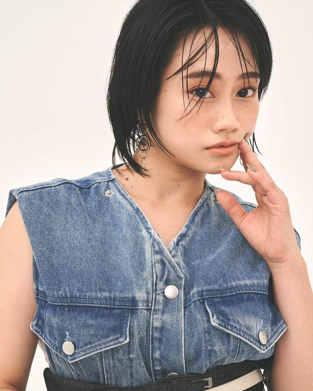 山内優花のインスタグラム：「💙💙💙  photo @shihoserii  hair&make @sarinakanaoka  styling @ne_708」