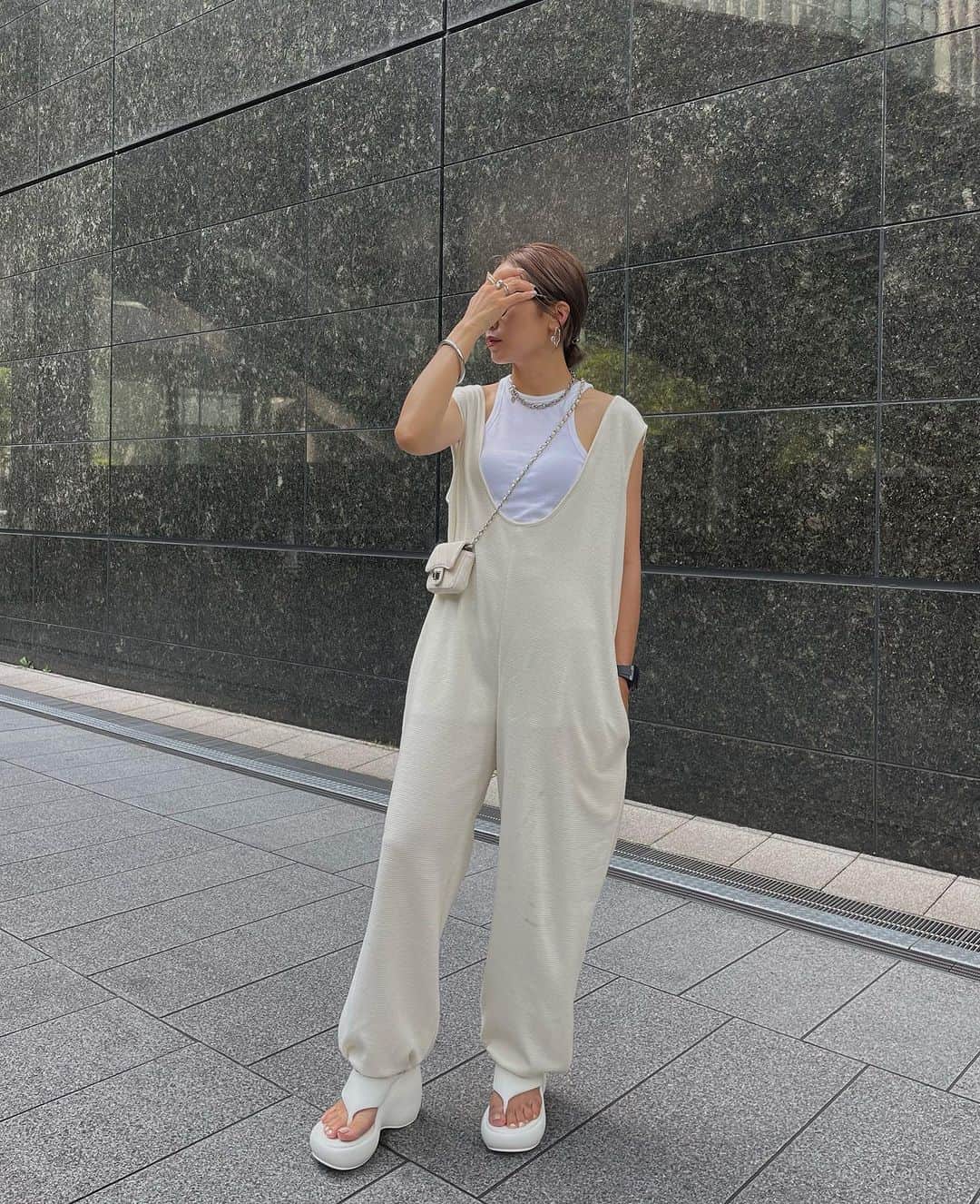 のインスタグラム：「ワッフル🧇生地の ロンパース  好評で嬉しいです🤎🤎  UネックとVネック着回し   @amely__official  @ema.217 × @911erika   クーポンがあるのでぜひに🤎  #エミリー#amely #サロペットコーデ #サロペット#アメスリコーデ」