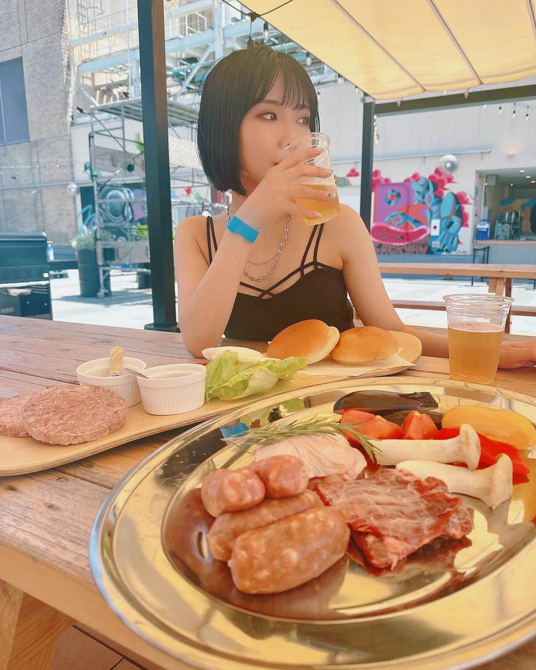 鳴上なごねさんのインスタグラム写真 - (鳴上なごねInstagram)「横浜ビブレの上に最高のビアガーデン＆BBQができてた…🍖！  風通しも良くてお席も広くて美味しいお肉と野菜、平日は3時間の飲み放題までついてて最高だったの🍺✨  生ビールはハイネケンだしハイボールはちゃんと濃くて美味しかった🫶  自分で作るハンバーガーもすごく美味しかったよ🍔✨  ☎️ 事前電話予約時に『インスタ特典』と伝えていただければクラフトハンバーガーが無料でついてくるそうです🍔 ⚠️電話予約ハンバーガー無料特典は8月31日まで💨 予約はこちらのお電話にて→050-5448-3020  #PR @backyard_yokohama #bbqparty #横浜グルメ #横浜ビアガーデン #横浜bbq #swagroof #ハンバーガー #hamburger #自撮り #selfie #女子会 #夏グルメ #BBQ #beer #ビール飲み放題」7月26日 16時10分 - narug0d