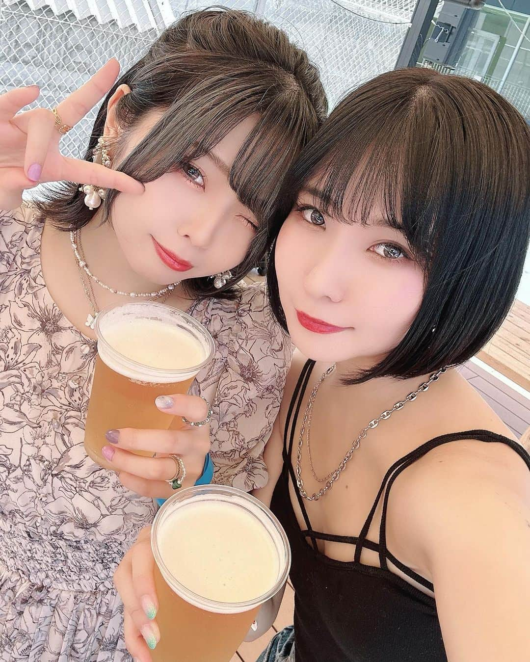 鳴上なごねさんのインスタグラム写真 - (鳴上なごねInstagram)「横浜ビブレの上に最高のビアガーデン＆BBQができてた…🍖！  風通しも良くてお席も広くて美味しいお肉と野菜、平日は3時間の飲み放題までついてて最高だったの🍺✨  生ビールはハイネケンだしハイボールはちゃんと濃くて美味しかった🫶  自分で作るハンバーガーもすごく美味しかったよ🍔✨  ☎️ 事前電話予約時に『インスタ特典』と伝えていただければクラフトハンバーガーが無料でついてくるそうです🍔 ⚠️電話予約ハンバーガー無料特典は8月31日まで💨 予約はこちらのお電話にて→050-5448-3020  #PR @backyard_yokohama #bbqparty #横浜グルメ #横浜ビアガーデン #横浜bbq #swagroof #ハンバーガー #hamburger #自撮り #selfie #女子会 #夏グルメ #BBQ #beer #ビール飲み放題」7月26日 16時10分 - narug0d