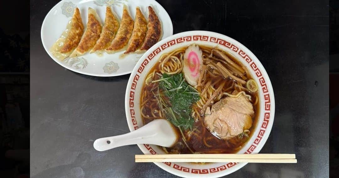 宇梶剛士のインスタグラム：「隠し砦の三悪人✨明治座に入りました。何度も観劇にはやってきていたけれども、この舞台に立つのは初めて。引き締まるものを感じながら、舞台袖や裏回りも歩いてみる。 明後日7月28日、幕開けです。 しばらくホテル暮らしになるから、昨日は子供の頃から50年数年お世話になってきた地元の増本さんで🍜をいただき、この身に気合いを入れて参りました🍀」