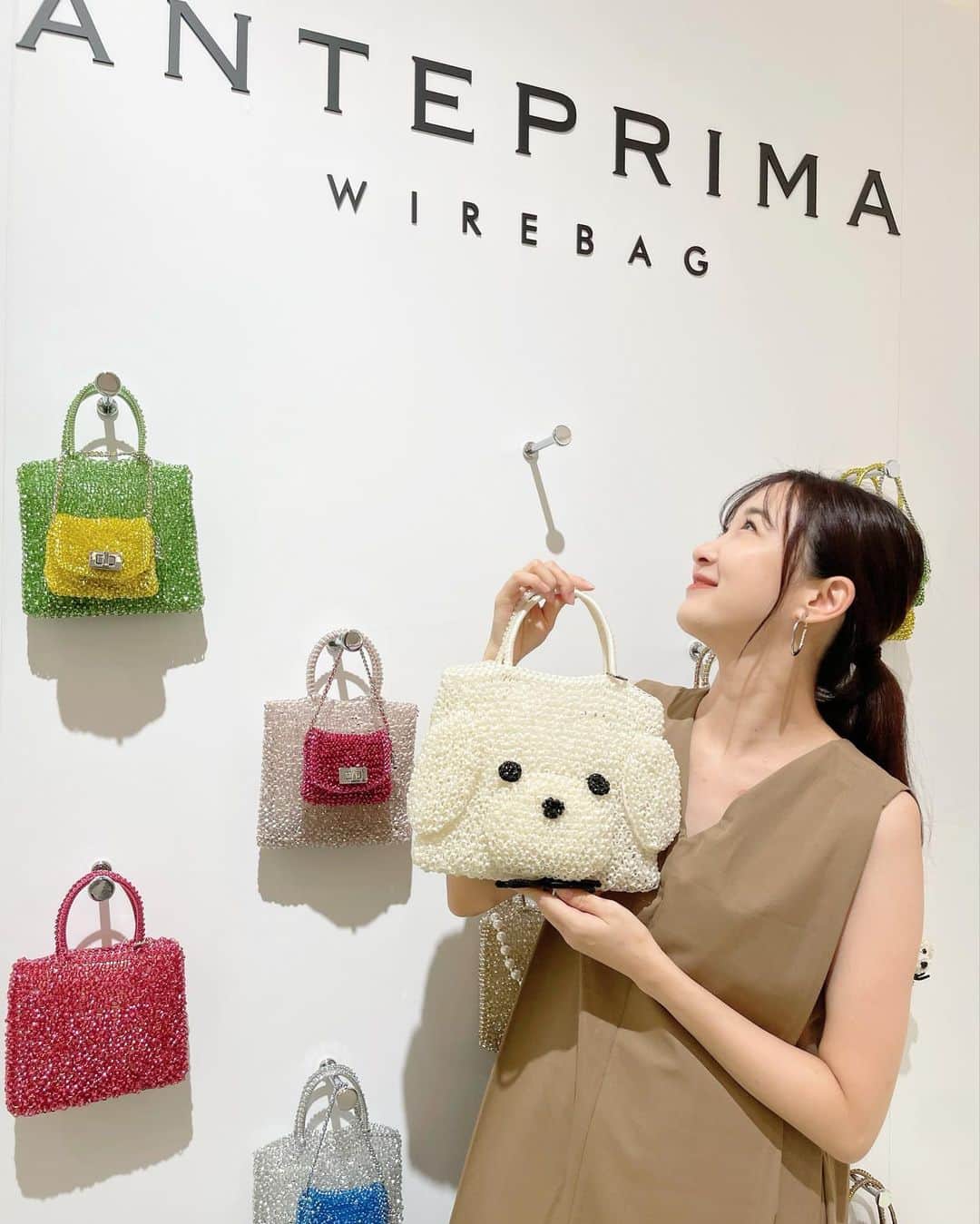 吉田友利恵のインスタグラム：「🩵ANTEPRIMA/WIREBAG POP UP STORE🤍 お邪魔してきましたっ！ 阪急うめだ本店で開催中だよ☺️ キティーちゃんもプードルも可愛すぎた、、、！ アンテプリマのドレスはお仕事で何度も何度も着させていただいていて、本当に大ファンな私なので今日を楽しみにしてた🥺✨ ワイヤーバッグとっても可愛いなぁ🤍 ３枚目のバッグは、実はLOVEって文字が光ってるの❤️綺麗だった〜！！ ストーリーにも動画載せときます🎞️  お近くの方は是非行ってみてね◡̈🤍 マーシーさんいつもありがとう☺️お会いできて嬉しかった〜！！  7月26日(水)～8月1日(火) 阪急うめだ本店1階のプロモーションスペース12で開催してるよ😌🤍  #anteprima #アンテプリマ#ワイヤーバッグ」