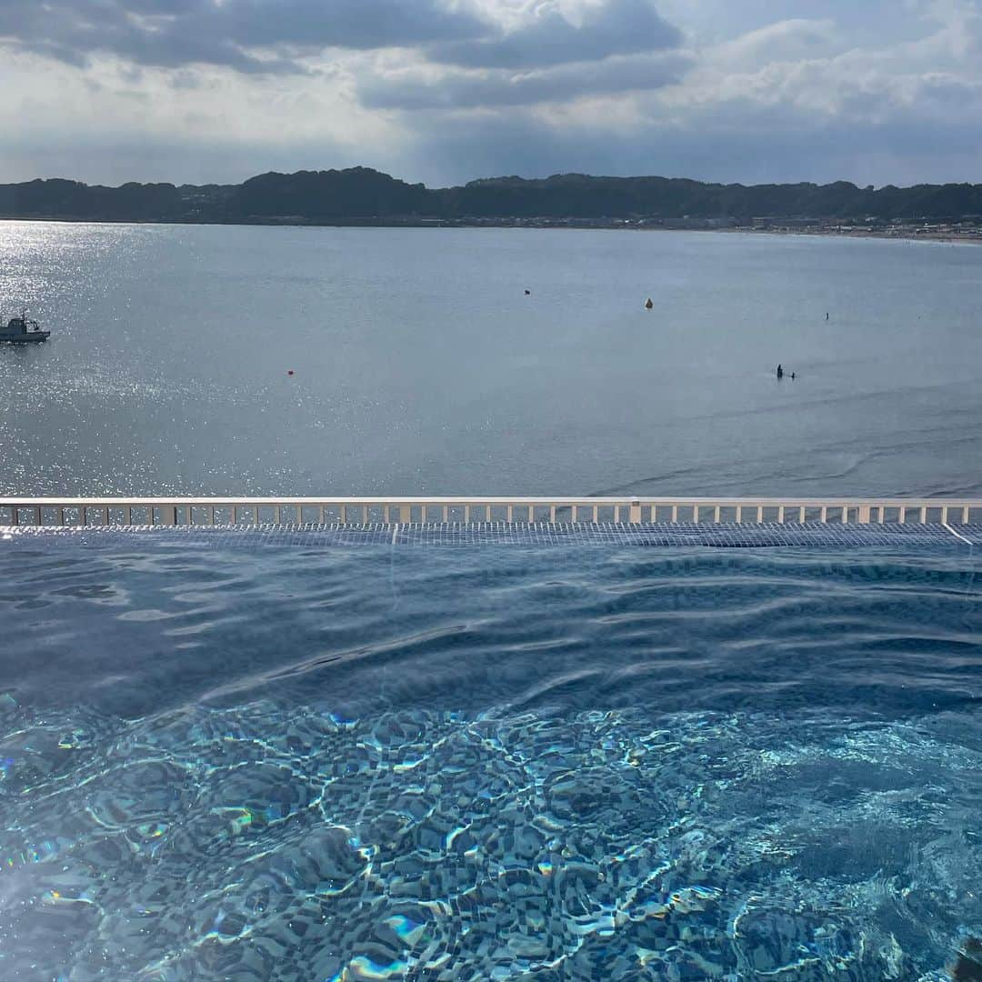 にわみきほさんのインスタグラム写真 - (にわみきほInstagram)「最高な景色⛱️☺️  👦🏻水泳教室効果で去年よりも プール遊びが楽しそうで嬉しい〜。 夕方からだったので 風も穏やかで娘もご機嫌でした🐣  今年も湘南の夏を楽しむぞ〜🥰  #帰りにずっと食べたかった珊瑚礁のシーフードサラダ #カレーもやっぱり美味しい🍛」7月26日 16時12分 - mikiho_niwa