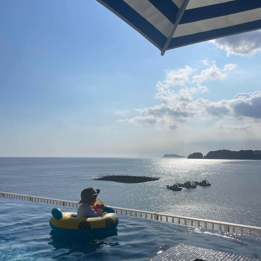 にわみきほのインスタグラム：「最高な景色⛱️☺️  👦🏻水泳教室効果で去年よりも プール遊びが楽しそうで嬉しい〜。 夕方からだったので 風も穏やかで娘もご機嫌でした🐣  今年も湘南の夏を楽しむぞ〜🥰  #帰りにずっと食べたかった珊瑚礁のシーフードサラダ #カレーもやっぱり美味しい🍛」