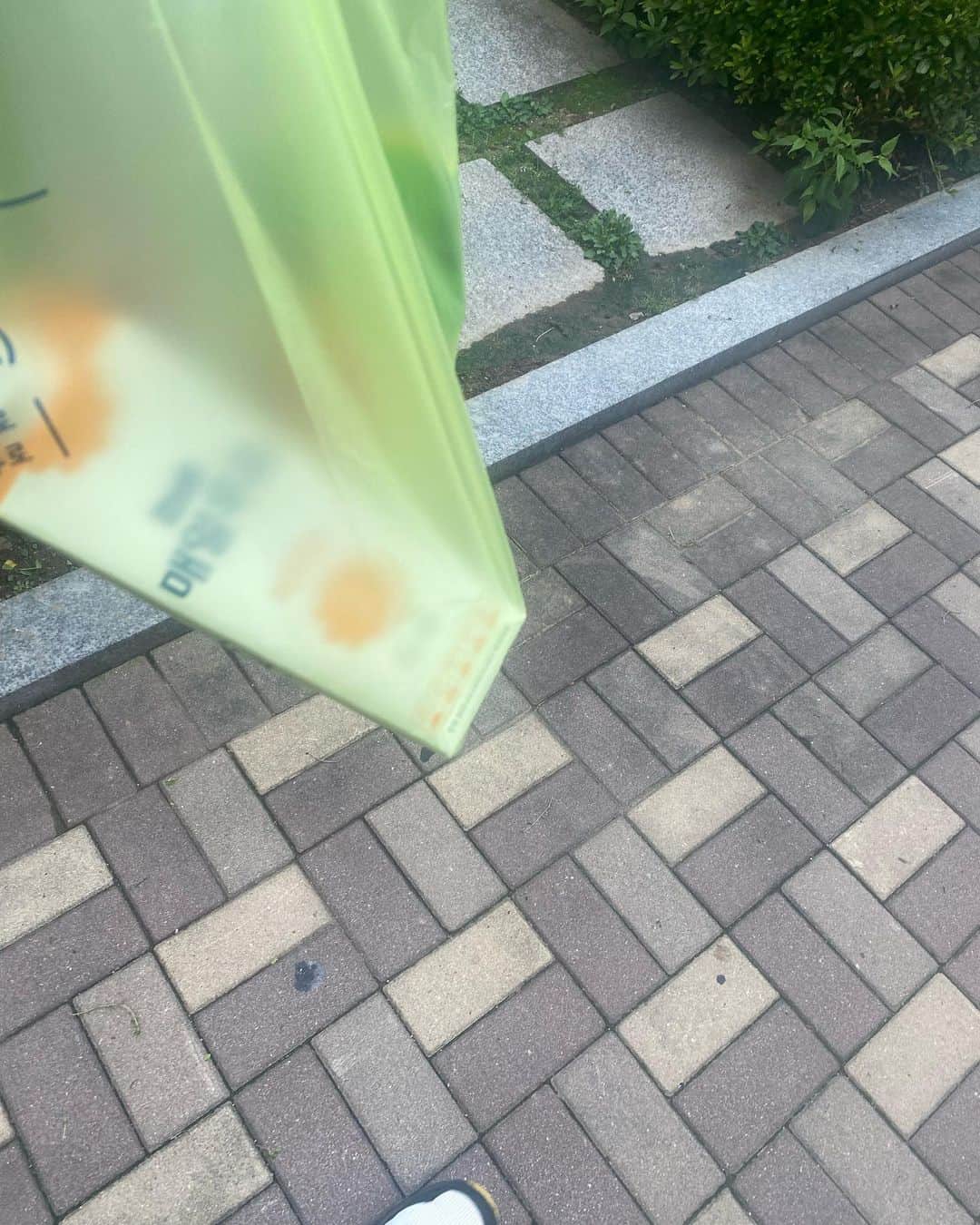 ホン・ジンホのインスタグラム：「운동후 장보고 퇴각. 으로 해보려했눈데 와.. 진짜 이건 내가 봐도 사진고자🙉🙉🙉🙉 엄마 전 게임만 할게요🙉🙉🙉」
