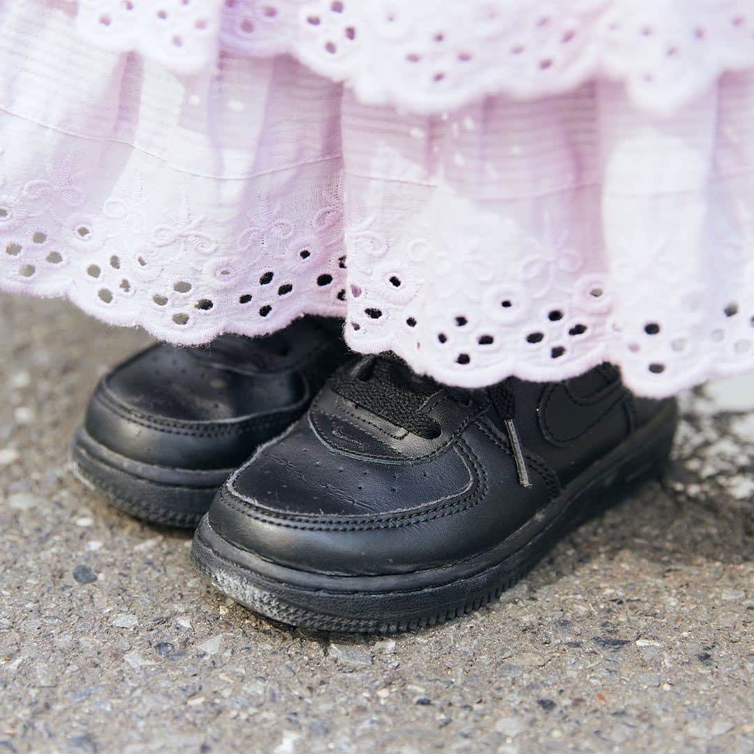 ハグマグ編集部さんのインスタグラム写真 - (ハグマグ編集部Instagram)「azusaさん& meri ちゃん・ 4歳、yuni くん・ 0歳  フリルたっぷりのスカートが ドレッシーなアクセント💜  ［mama］ Tops：vintage Bottoms：77circa Earring＆Necklace：e.m. Bag：Hiello Shoes：New Balance  ［girl］ Tops：HUNDRED PIECES Bottoms：Maison Mangostan Necklace：toy jewelry Socks：Bellerose Shoes：NIKE  ［boy］ All-in-one：vintage Tops：Fresh Dinosaurs Hat：Misha & Puff ___________________________________  詳しくはウェブサイトの記事で紹介中。プロフィールのリンクからチェックしてね🌼 @hugmug_insta ___________________________________ #hugmug#ハグマグ#親子スナップ#ママファッション#ストリートコーデ#ガーリーカジュアル#夏コーデ#夏ファッション#夏服#リンクコーデ#親子リンク#キッズファッション#キッズスタイル#ママコーデ#ママコーデファッション#カジュアルコーデ#夏色カラー#おしゃれキッズ#ベビー服#男の子コーデ#女の子コーデ#家族コーデ#ファッションスナップ#親子ファッション#家族コーデ#家族写真#家族スナップ#親子リンクコーデ#親子ペアルック#親子装#ハグマグファミリー」7月26日 16時16分 - hugmug_insta