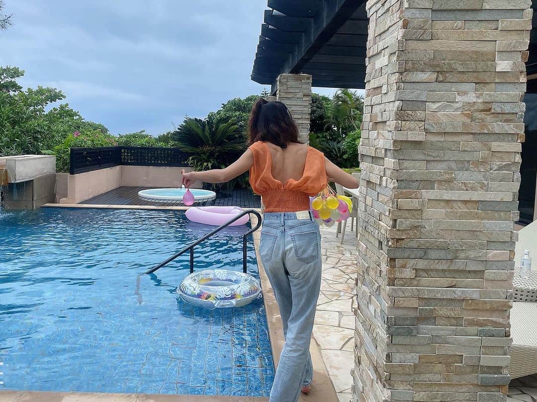 脇田恵子のインスタグラム：「人生一度きり✨ 全力で愉しむ👍  ラグジュアリーな空間も大好き💕 大自然の中も全身で触れまくりたいくらい体感してたい🥹  いくつになっても 子供のようにはしゃげるのは私のいいとこ🤣✌️  🌏を駆け回りたい〜っ  また泳げなくなってたから スイミング通おう🤣笑  わきたとたくさん遊ぼー🥰✨  #脇田恵子　#ビタミンカラー オレンジシアートップス🧡ライトブルーデニム🩵」