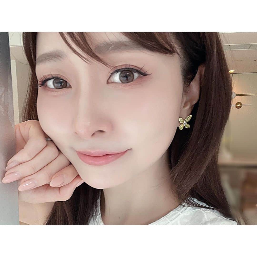 石井美保のインスタグラム：「先程のライブでご質問頂いたアイシャドウは、 @sisleyparisofficial のフィトアイツイスト19番でした。2枚目画像、下が18番、上が19番。綺麗なコーラルピンクゴールドで、細かいラメがチラチラ。汗にもよれなくて綺麗な発色が続きます。 今夜のライブでも使って出演しますね。  因みにリップは3本使い。  @charlottetilbury Kim.k.w @shuuemura  ルージュアンリミテッドキヌマットKM BG 964 @tomfordbeauty ローズリップオイルティント」
