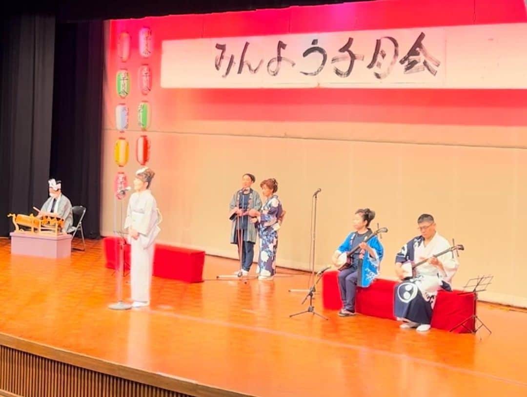 のインスタグラム：「千月会お浚い会と伝位発表会🎤 千月会音頭とシャンシャン馬道中唄を唄いました❣️無事声も出て😭今回先生直筆の素敵な御免状をいただきました✨㊗️ 千月流民謡道を楽しく追求して参ります😆 とにかくお元気でこれからもお稽古よろしくお願いします🥺 この日のために揃えた着物はグレーで地味かな？と思いましたが、好みの小物に出会えて帯飾りはキラキラでじわじわ上がる感じがよかったです⤴️ 千月会のみなさまからもたくさんのおめでとうをいただき嬉しかったです😊 #民謡 #和歌山 #楽しくないと民謡じゃない #民謡旅 #千月会 #kimono #sdn48」