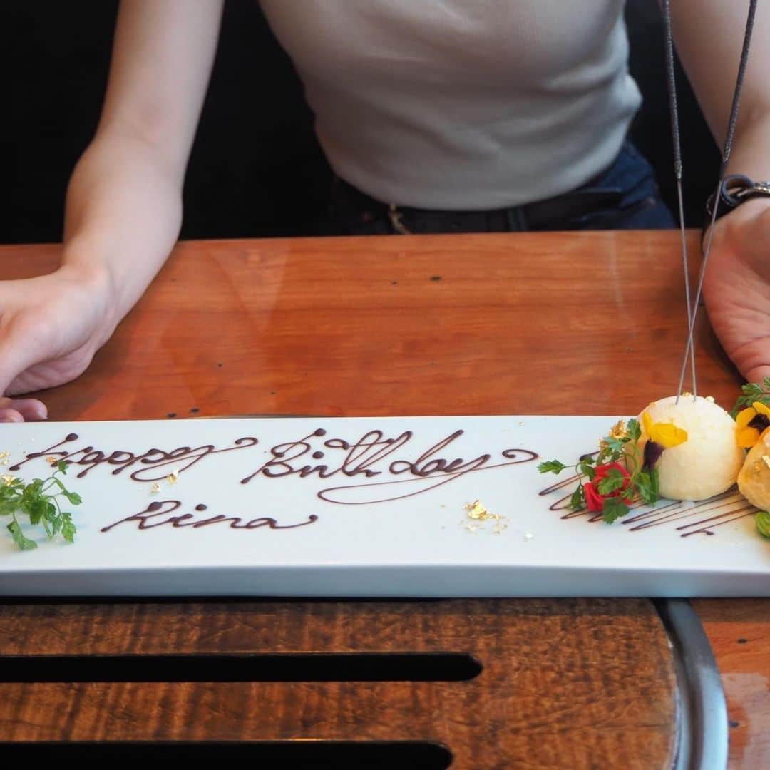 川端里奈さんのインスタグラム写真 - (川端里奈Instagram)「・ お誕生日ランチは焼肉🤤 お昼からこんなに美味しい焼肉が食べれるなんて最高😍❤️ 写真は一部だよ🥳 全部美味しかった😍 なんかよろにくに似てて久々にみすじに行きたくなりました☺️💓  #焼肉ランチ#銀座山科」7月26日 16時23分 - rinaastagram723