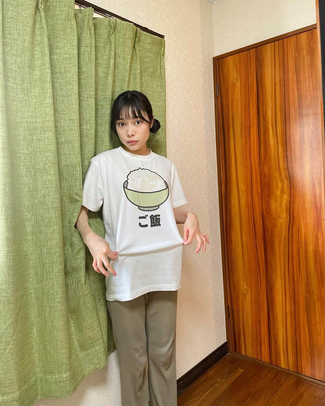 ＹＡＥ【MIO・YAE】さんのインスタグラム写真 - (ＹＡＥ【MIO・YAE】Instagram)「今夜23:59〜日本テレビ系列 『それって⁉︎実際どうなの課』放送です！みてねーみてねー！ ご飯もりもり🍚 Tシャツとカーテンとズボンの色が同じだった〜☺️☺️ ライスペーパーとは生春巻きのあの皮です！！(友達から聞かれたので笑)  【放送内容】 【ライスペーパーとご飯、どれだけ体重差がつくの？】 「ライスペーパーダイエット」がＳＮＳで大バズり！ お米をライスペーパーに置き換えるだけで太りにくくなると噂されているが、本当なのか？ 双子のＭＩＯＹＡＥが同じメニューで「白米を食べる人」と「ライスペーパーを食べる人」に分かれ、 ２４時間全く同じ生活を送って検証！ 誰もが真似しやすい検証で気になる噂の真相に迫る！  #それって実際どうなの課#ライスペーパー#ライスペーパーレシピ#MIOYAE#双子」7月26日 16時32分 - yae_abp