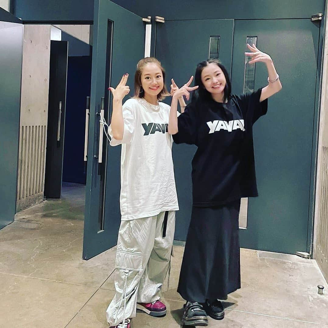 hy4_4yhのインスタグラム：「【YAVAY STORE🛒👭】  ✔️YAVAY Tシャツ ✔️フェイスタオル ✔️キーホルダー  再入荷してます🖤🤍🖤🤍  チェックしてみてね👚💝🌏🤟  🔗 https://yavaystore.stores.jp/」