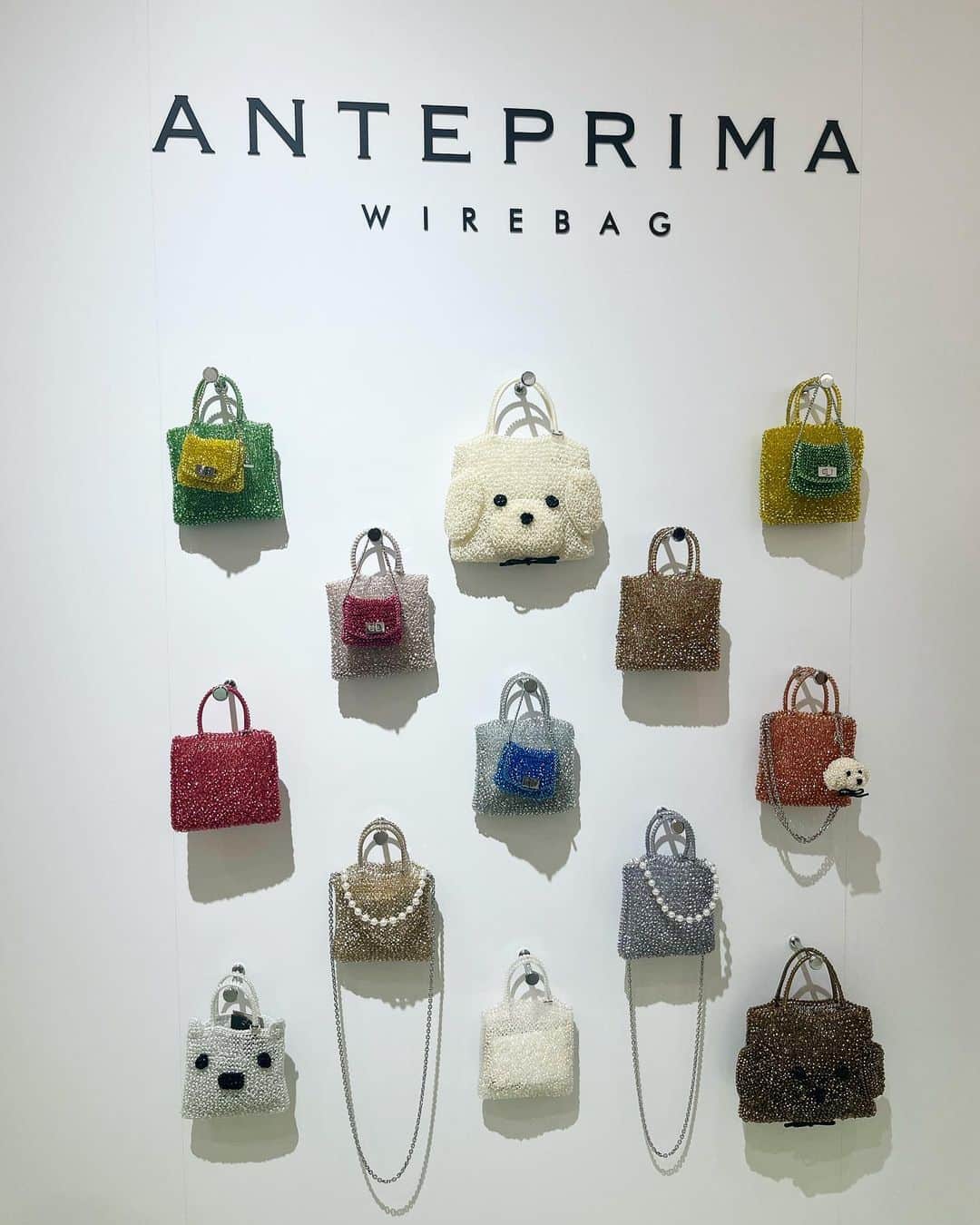 田中幸恵のインスタグラム：「__ . 15年くらい前にドハマりしてた @anteprima_japan のワイヤーバッグ🤍 （@maikoshibata も使ってたよね🤭）  そんなワイヤーバッグに再び注目するきっかけとなったのが、キティちゃんmodel✨  で、すぐにインスタのアカウントチェックしたら、シロクマさんも出てる😳✨ （シロクマは娘が悩み中）  そんなタイミングでうめはんでポップアップって聞いたら、 行かないわけにはいかない笑🤭 ということで張り切って初日行ってきました笑  ベーシックなアンテプリマらしい、ゴールドやシルバーをはじめ、ピンクやイエロー、グリーンとカラバリも豊富！  色々迷った結果、 久しぶりにお迎えしたワイヤーバッグは 阪急先行デザイン🥺🤍 そちらはまた改めて投稿します👜  @ponpon_marcy さんにも会えてhappy🤍🖤  📍阪急 うめだ本店  ANTEPRIMA/WIREBAG POP UP STORE 🐻‍❄️7月26日(水)～8月1日(火) 🐶阪急うめだ本店 1階  プロモーションスペース12  #anteprima #アンテプリマ　#ワイヤーバッグ」