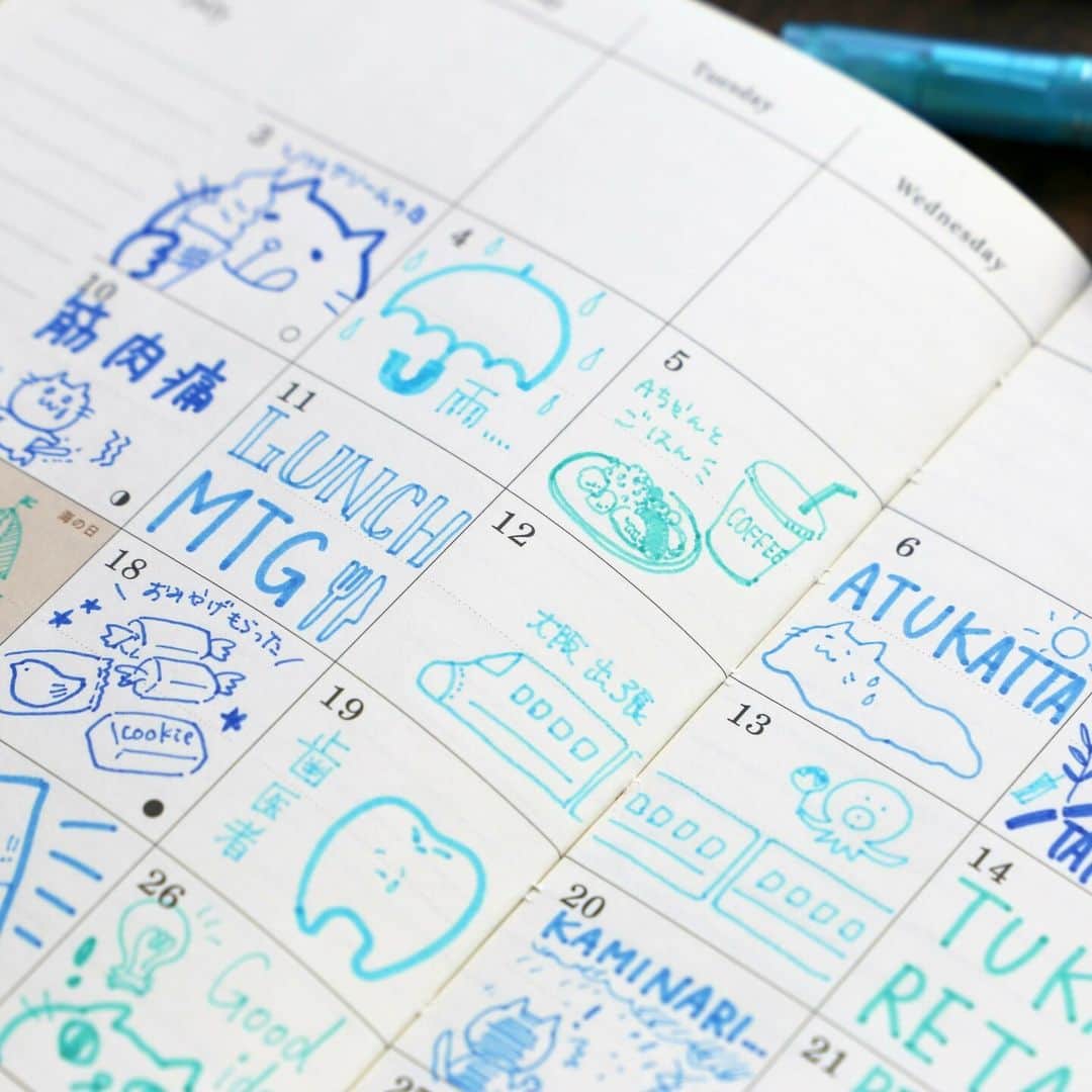 トンボ鉛筆さんのインスタグラム写真 - (トンボ鉛筆Instagram)「#1日1マス  手帳のマンスリー部分を大胆に１マス使って、その日１日のハイライトや記憶に残ったこと、感想などを書いてみてはいかがでしょうか？ 月ごとにテーマカラーを決めて書いてみるのも◎✍️  イラストが苦手な場合は文字だけでもOK！👍 使い方は自由です！😉  プレイカラ―Kは0.3㎜の超極細芯と0.8㎜太芯のツインタイプなので、ワントーンでメリハリのある線が書けますよ✨  ◆プレイカラーK　使用色 ・フレンチブルー ・サックスブルー ・そらいろ ・アクア  #トンボ鉛筆 #tombowpencil #tombow #文房具 #文具好き #文房具好き #文房具好きな人と繋がりたい #stationery #stationerylove #stationeryaddict #文房具好き #プレイカラーK #playcolor #プレイカラー #手帳 #手帳術 #diary #絵日記」7月26日 16時30分 - tombowpencil