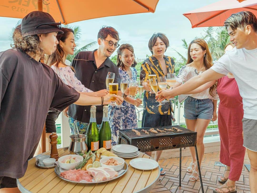 小柳津林太郎のインスタグラム：「ちょっと前の沖縄撮影の投稿☀️  沖縄での社員旅行にて、 #ビーチde運動会というオーダーメイドな運動会企画を提供する Gcraftさんのアンバサダーを務めさせて頂きます👍  僕個人としても前職時代から、#組織活性化 に力を入れており、数々のイベント含めたイベントを当事者として運営してきたので、是非おすすめしたいです🔥  活性している組織とそうでない組織だと、同じ100というマンパワーだっとしても、成果は2倍、3倍変わってくることも不思議ではないです。職場とは違いリゾートで課外活動を楽しく共にすることで生まれる、一体感は組織に爆発的なパワーを生んだりすると思います。  詳細はLP上の対談記事で語っているので、是非読んで頂きたいののですが、これから沖縄で社員旅行を検討されている企業の方々には騙されたと思って、運動会もセットで検討してみてください！実際にはじめましての皆さんと運動会を体験してみたのですが、びっくりするほど親交が深まりました😁最後の動画ぜひ観てくだは　さい  まずはお気軽にお問い合わせください👍  https://www.g-craft.ne.jp/okinawa_lp/  #沖縄 #海 #リゾート #運動会 #チームワーク #一体感 #bigsup #綱引き #ビーチフラッグ #ウェルネス #ウェルネスツーリズム」