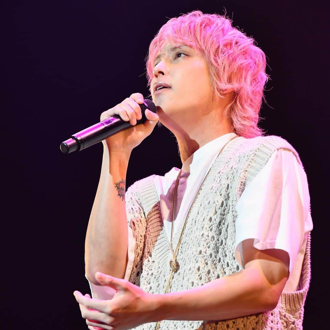 手越祐也のインスタグラム：「やっぱりステージに立ってる時の表情が自分で見ても1番好きだわ〜！ 1番幸せな顔してるなって思う。 8月もたくさんステージあるし楽しみしかないぜ♪」