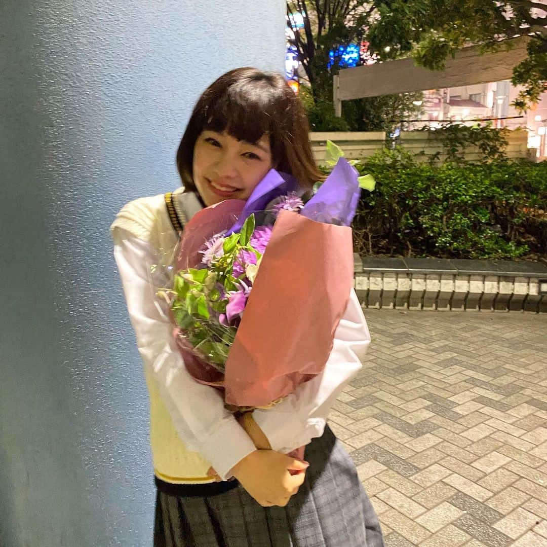 吉柳咲良のインスタグラム：「ドラマ リズム最終回  ありがとうございました🌸  タメちゃんは私とよく似ている子だったので いつも寄り添いながら、あなたのそばに私がいたら救えるぞという気持ちになりながら 私も救われながら、この役を演じていました🤟  ダンスに対する熱量や愛も、1人で深く感じてしまう責任感や、誰かと比べられる劣等感や嫉妬心。  全部ひっくるめて愛おしくて、大切で、大好きなキャラクターです。  大好きなダンスを通して、タメちゃんと共に、色んなことを学ばせてもらいました🙌  素敵な監督やプロデューサーさんやスタッフの皆様。 そしてキャストの皆様🤝  毎日私が現場でとても楽しく、はっちゃけられていたのは、皆様があたたかく見守ってくれて、色んなくだらない話も笑ってくれていたからだと知っています。笑  その優しさにも、たくさん救われてきました☺️ありがとうございました🫶  そして沢山見てくれて皆さんどうもありがとう‼️ 感想、愛、沢山届いてます。 励まされました。🥳 本当にありがとうございました！」