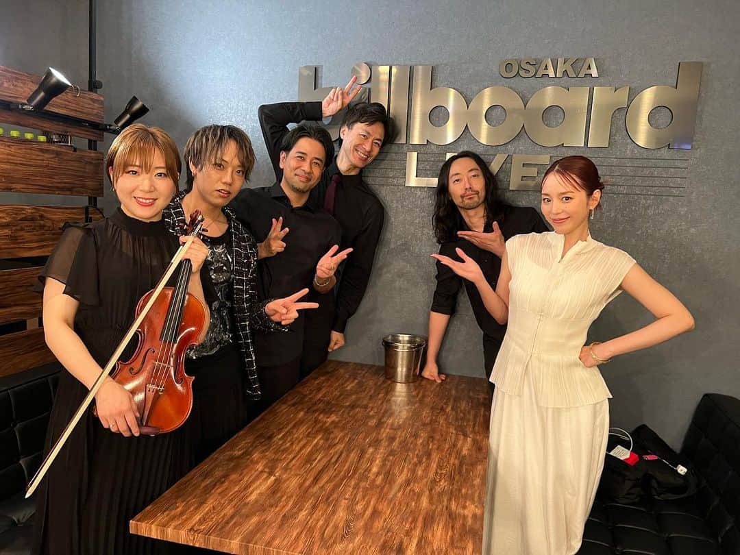 平野綾のインスタグラム：「《AYA HIRANO 2nd Billboard Live TOUR2023》 ⁡ ⁡ この人達になら背中を任せられる的な(戦ってるのか？笑)。 安心できて、しかも最高に遊び心のあるメンバーとご一緒させていただけて光栄でした。 ⁡ 前回のLIVEぶりの方も初めましての方も、 またすぐにでもセッションしたい！ ⁡ ⁡ ⁡ 平野綾（Vocals） 島本道太郎（Bass、Band Master） 田口慎二（Guitar） tatsuya（Piano） 藤原佑介（Drums） 城元絢花（Violin） ⁡ ⁡ ✸7月9日（Sun）@ビルボードライブ大阪 ✵1st Stage Open 15:30 Start 16:30 ✵2nd Stage Open 18:30 Start 19:30 イベント詳細｜ビルボードライブ大阪｜Billboard Live（ビルボードライブ） ⁡ ✸7月23日（Sun）@ビルボードライブ横浜 ✵1st Stage Open 15:30 Start 16:30 ✵2nd Stage Open 18:30 Start 19:30 イベント詳細｜ビルボードライブ横浜｜Billboard Live（ビルボードライブ） ⁡ ⁡ #ayahirano2ndbillboardlivetour2023 #ayahirano #平野綾」