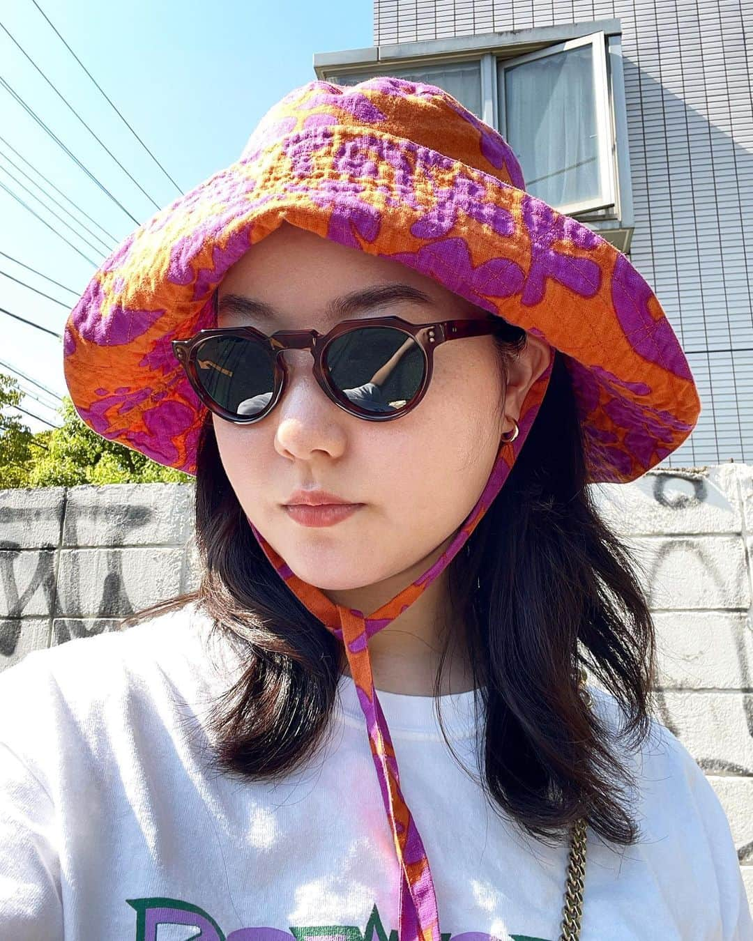 石井リナのインスタグラム：「夏ですね。  まだ、夏らしいことはあんまりできてません🌞  この夏にしたいことを書き出したら、小学生くらいから志向があんまり変わってなかった。  ・サマーランド行く🏊‍♀️ ・山とか川とかもいきたい（軽井沢に行くからこれはできそう）🏔️ ・あてもなく海付近をドライブ🚙 ・できたらディズニー行きたい（いつでも行きたい）🐭  あと、熱中症を異様に怖がっているので、水をたくさん飲んでいます。みんなも気をつけてね。 . . . 帽子は @sara_mallika  サングラスは @lescalunetier」