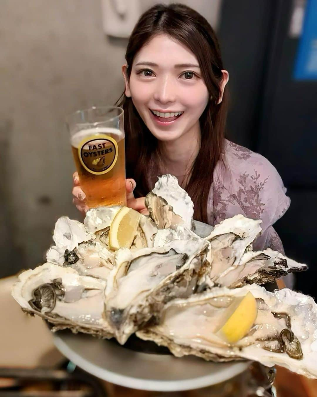 大見さなえのインスタグラム：「牡蠣食べ放題🤤🦪 神楽坂『FAST OYSTERS』 ⁡ 【生牡蠣、カキフライ食べ放題 　飲み放題付き4,900円(税込) 】 ＋800円で焼き牡蠣、蒸し牡蠣食べ放題！ ⁡ 最初に宮城県の生牡蠣と 広島県のカキフライ、バケットが登場✨ 食べ放題と思えないしっかりサイズ🦪 ⁡ 生牡蠣クセなくクリーミー☺️ お好みでレモスコやトリュフソースなどつけて。 ⁡ おかわり1個単位でできて ふっくら蒸し牡蠣と甘み増した焼き牡蠣も 出てくるスピード早めなの嬉しい🥺✨ ⁡ 飲み放題はスパークリングワイン 瀬戸内熟成レモンサワー、生ビールも入ってる🍻 ⁡ 思う存分牡蠣を楽しめる 牡蠣好きにはたまらない空間。。。 ⁡ 《牡蠣にあうソース》 •レモスコ •ユズスコ •ラズベリーソース •トリュフソース •シェリービネガー •ハラペーニョ •赤玉ねぎのソース •タバスコ •バジスコ ⁡ 15:00-17:00(最終入店)だと さらにお得な4,400円(税込)で楽しめる🙆‍♀️ ーーーーーーーーーーーーーーーーーーーーー #FASTOYSTERS #ファストオイスターズ #神楽坂グルメ #牡蠣 #生牡蠣 #牡蠣食べ放題 #生牡蠣食べ放題 #食べ放題 #めぐログ_食べ放題 #めぐログ_神楽坂 #oyster」