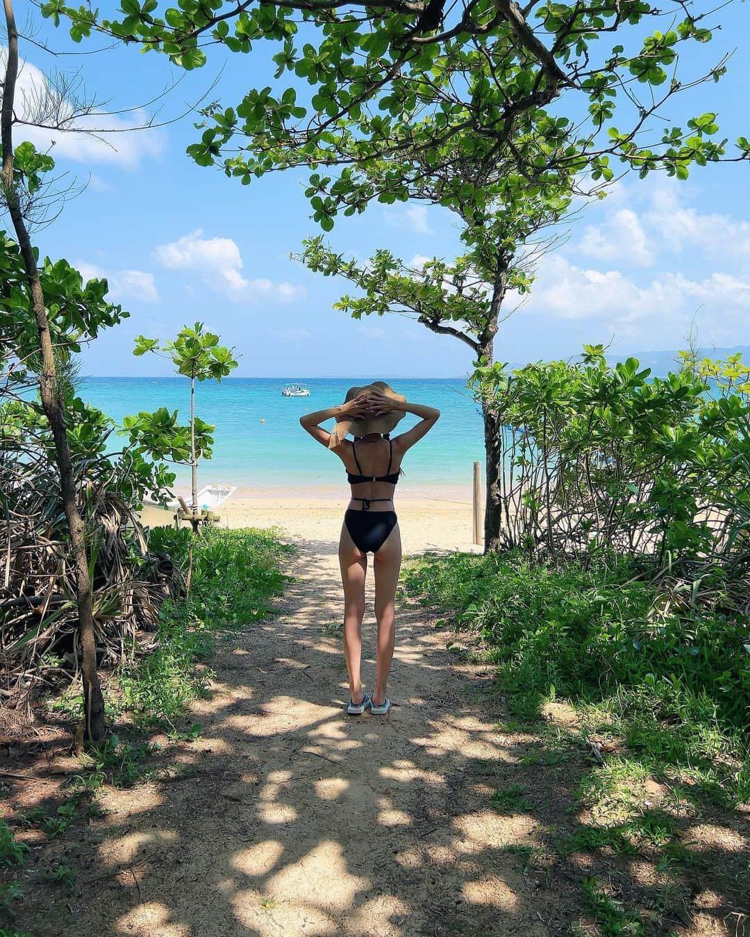 YUNAのインスタグラム：「𝙎𝙪𝙢𝙢𝙚𝙧 𝙩𝙞𝙢𝙚 ☀️🍉🌻🏊  最近夏っぽいこと出来て幸せ〜！！  .  .   #okinawa #沖縄旅行」