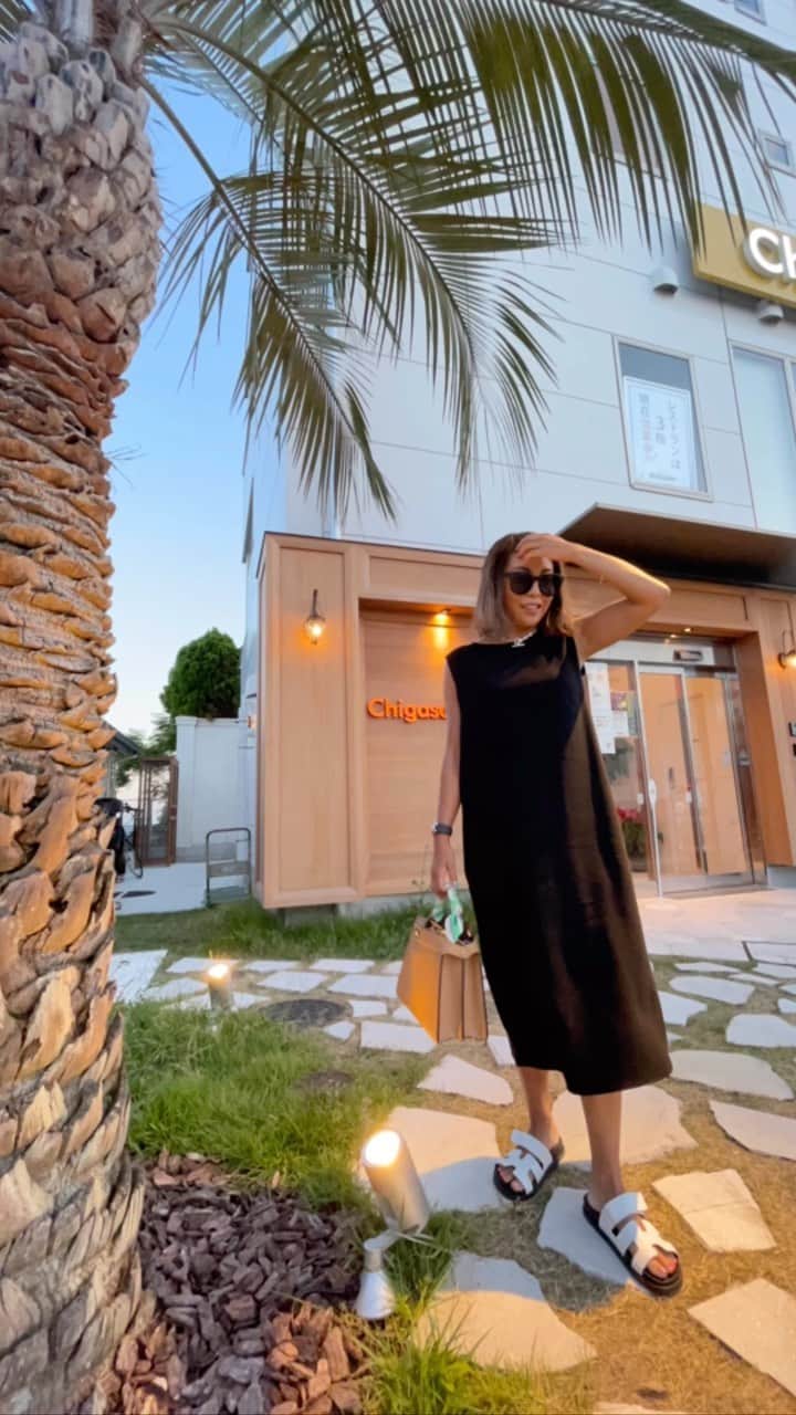 ETSUKOのインスタグラム：「夏のBLACKも好き🖤一生物のワンピース👗 全てが楽ちんで形が完璧👌 #thelow  サルダル.ネックレス#hermes  bag#fendi   ————————————————————  #instafashion  #instagood #fashion #ootd #japan #fashionista#new #style#me#ootn#アラフォー #プチプラコーデ#カジュアルファッション #楽ちんコーデ #夏コーデ#ゆるカジ#大人カジュアル#ゆるコーデ」