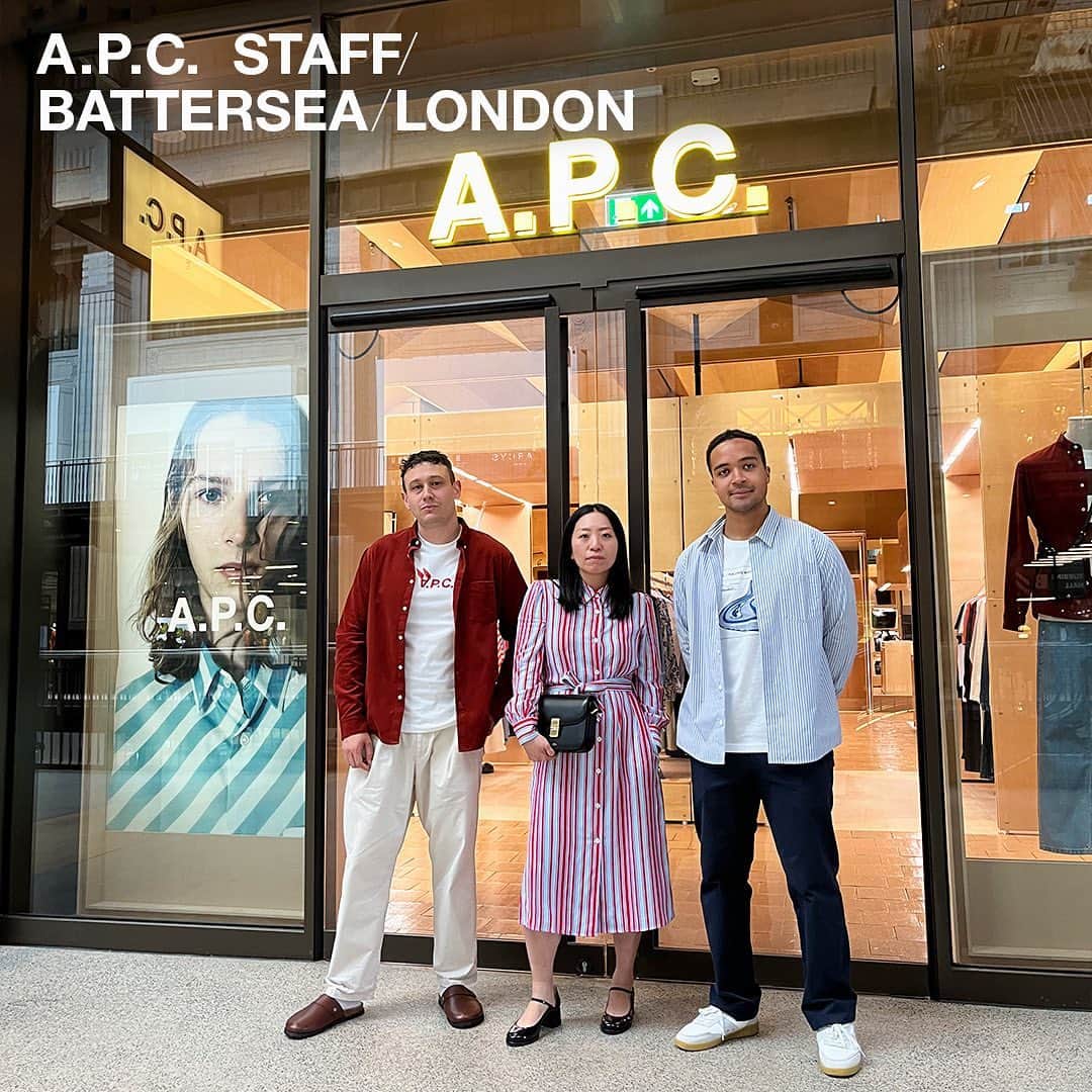 アーペーセーのインスタグラム：「Meet our Battersea #APCStaff team, ready to welcome you to our new location in London.   Javier wears: Serge Logo shirt in rick red Hermance T-shirt in white Renato trousers in ecru Danny Mules in nut brown  Kana wears: Liane dress in multicoloured striped print Grace small in black  Jade slingbacks in black   Perry wears: Clément shirt in navy blue Paul T-shirt in white Ville chino in dark navy blue Plain sneakers in camel   A.P.C. BATTERSEA Circus Rd W, Nine Elms London SW11 8AL, United Kingdom  Monday - Thursday 10:00 - 20:00 Friday - Saturday 10:00 - 21:00 Sunday 12:00 - 18:00  #APCStaff #APCLondon #APCStore #APCParis」