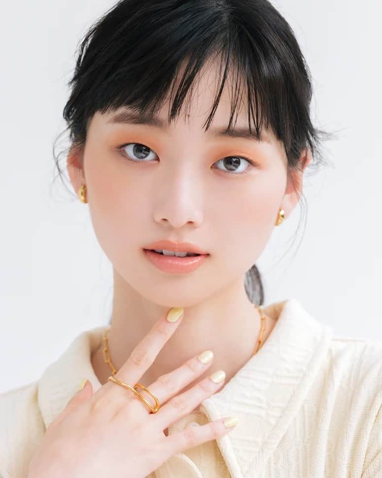 月山京香のインスタグラム：「. MAQUIA ONLINE @maquia.magazine 🍒🍒  @snidelbeauty のアイパレを使ったメイク💫 これもお気に入りカット☺︎  #maquia #マキア #一重メイク」