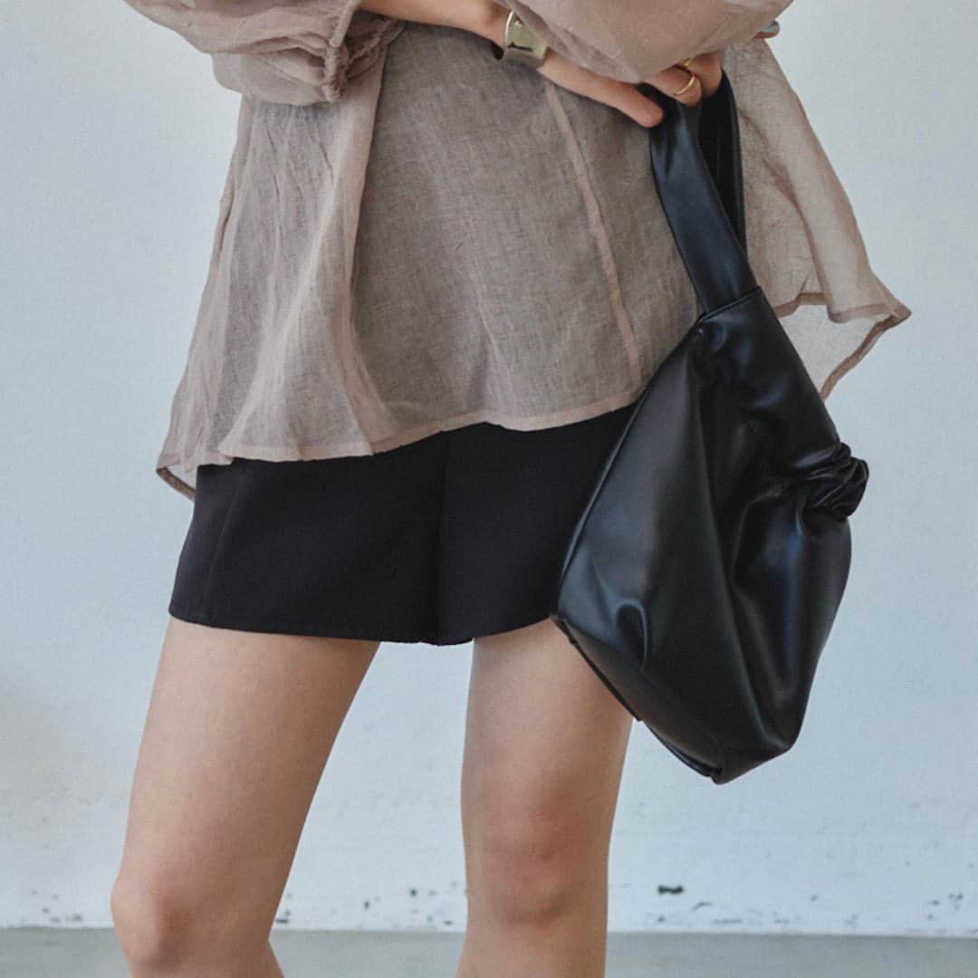 Vannie Officialのインスタグラム：「sheer fukuri longblouse black / pink ¥4,290(tax in) #vannie_u」