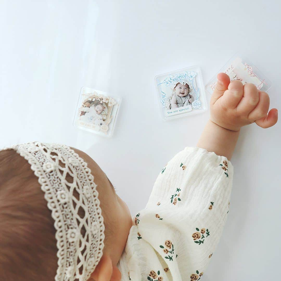 Babyful Storeのインスタグラム：「こんにちは、べビフルです👶 梅雨が明けて、あっという間に真夏の気候になりましたね☀️  冷たい飲み物や、アイスクリームなどが欲しくなる時期ではないでしょうか。 今回は冷蔵庫を開けるたびにほっこりとした気持ちになれるアイテムをご紹介！  こちらのアクリルマグネットは、磁石で冷蔵庫などに貼ることができて、お子さんやご家族の写真で作成することができます🌈 冷蔵庫を開けるときに、いつも目にはいるので 日常の中で思い出を振り返ることができます✨  ーーーーーーーーーー  今回ご紹介したアイテムはこちら▼ 商品名：アクリルマグネット テンプレートデザイン：snap preserved flower  ▶︎ プロフィールのリンクから、商品の詳しい情報をチェックしてみてくださいね！→ @babyful_official  ーーーーーーーーーー \＃べビフル　投稿募集中/ べビフルでは＃べビフルをつけてくださった方をストーリーズで紹介しています👶ぜひ可愛いお写真や動画に#ベビフル をつけてご投稿ください🌈  #べビフル #べビフルグッズ　#写真入りグッズ #買ってよかった #キッチンインテリア #インテリア雑貨 #アクリルマグネット #敬老の日ギフト #マグネット #キッチン用品 #プレゼント #ギフト #myベビフル #オリジナルグッズ」