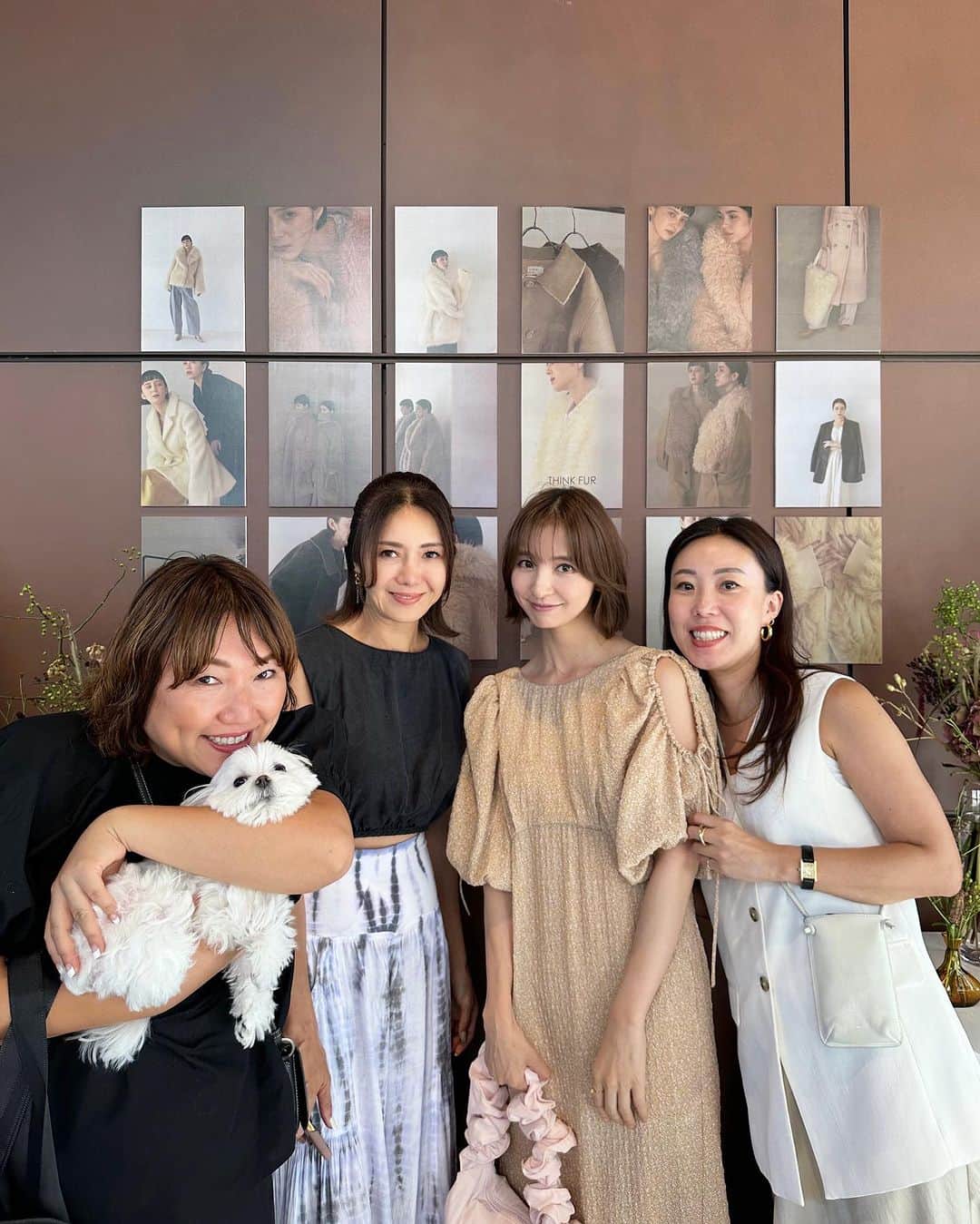 篠田麻里子のインスタグラム：「先日のエコファー展示会♡ @think_fur  @yukimikawashima  真夏だけど寒い冬を想像して着てみました😛  大好きなPRの二人 @haruka._.style  はるかさんと @naokotani___  おたにちゃんに癒される笑  #マリ活#好きな人に囲まれる幸せ」