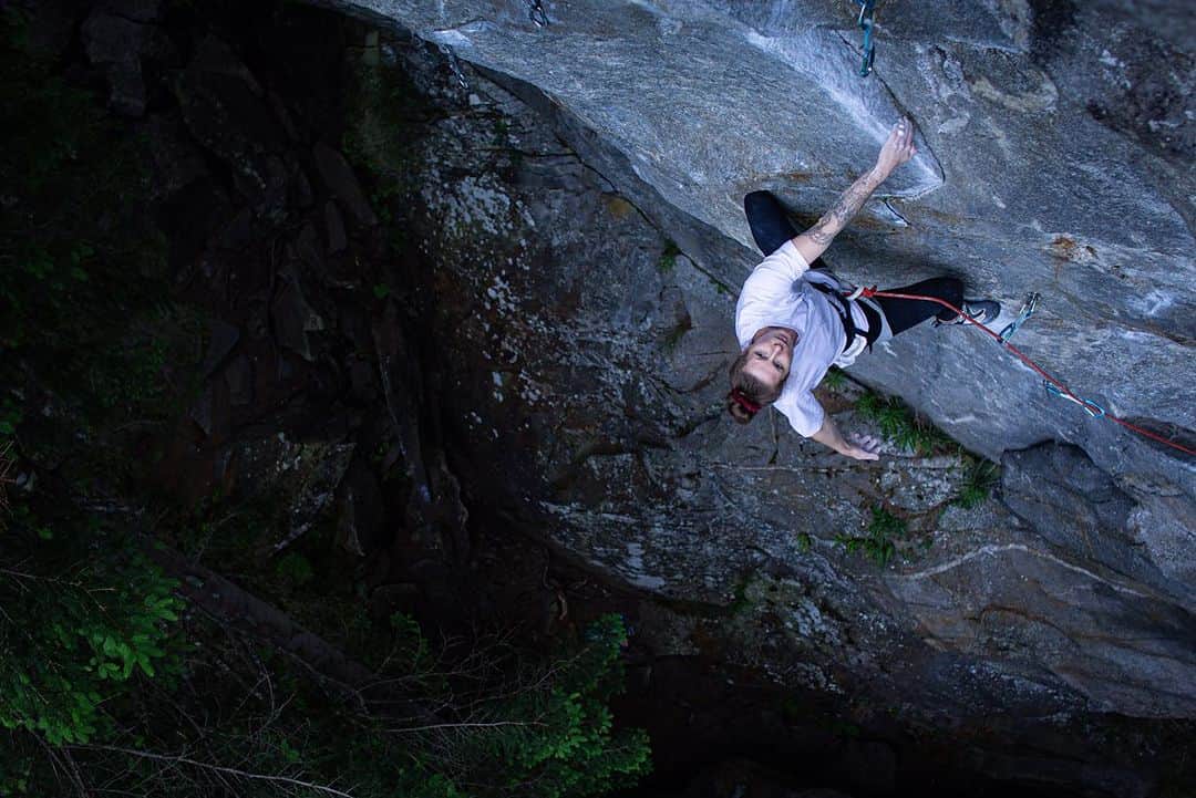 カロリーネ・ジンフーバーのインスタグラム：「HOLIDAYS are just around the corner 🤩 this time you‘ll find me on the rope and enjoying some good life 🇫🇷🥖🥐☀️  📷 (c) Martina Harnisch (on an unfinished route in the Zillertal)  @scarpa_at @belmezattitude @natureclimbing @organicclimbing @frictionlabs   #climbing #klettern #climbgirls #girlswithmuscle #iloooveit #climbing_pictures_of_instagram #climbing_is_my_passion #frictionlabs #scarpa_at」