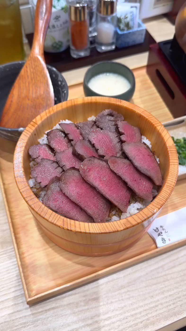 のインスタグラム：「【牛たん けやき】 @東京：麻布十番駅から徒歩3分  3種類の牛タンを敷き詰めた牛タンひつまぶしを食べられるお店。  柔らかい厚切り特上タンやしっかり熟成させた牛タンを同時に味わえる牛タン好きのための逸品！  シメに出汁を注ぐことで牛タンひつまぶしを堪能できます！とろろがついてくるので、一緒に食べることでアッサリいただくことも可能。  特選牛タン3種のひつまぶしは3300円  牛タン定食の種類も豊富で、超極厚牛タン定食や熟成牛タン定食も楽しめるそうです🥩  牛タンがとても美味しくて店員さんも優しいので、牛タン好きな人ならぜひ行ってほしい！  14時くらいに売り切れていたので訪問する際は早めがオススメ！！  お店のアカウント（store account） 👉@gyutan_keyaki  【KEYAKI】 📍Azabujuban in Tokyo  Beef tongue hitsumabushi（3300yen）  ⏰11:00〜15:00,17:00〜22:00 🏪なし 📍東京都港区麻布十番1-6-6 魚可津ビル 2F （1-6-6 Azabujuban, Minato-ku, Tokyo Uokazu Building 2F）   #麻布十番グルメ #麻布十番ランチ #六本木グルメ #六本木ランチ   #tokyofood #japantravel #japanesefood」