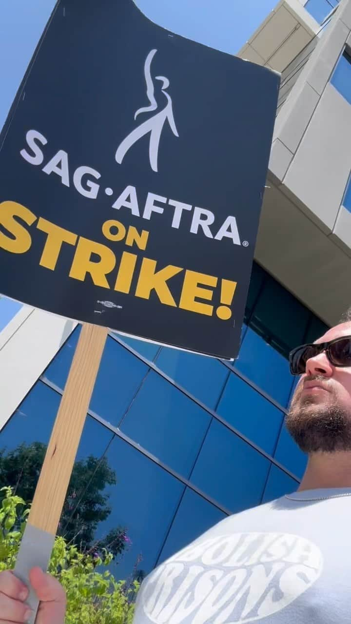 マット・マクゴリーのインスタグラム：「Out here with @wgawest #SAGAFTRAstrong #SAGAFTRAstrike」