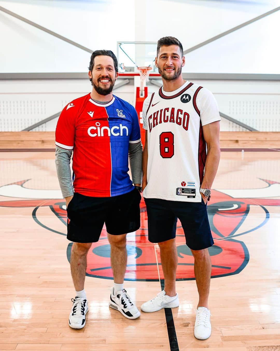 ジョエル・ワードのインスタグラム：「Great to get the chance to walk the corridors of giants @chicagobulls thanks for having us」