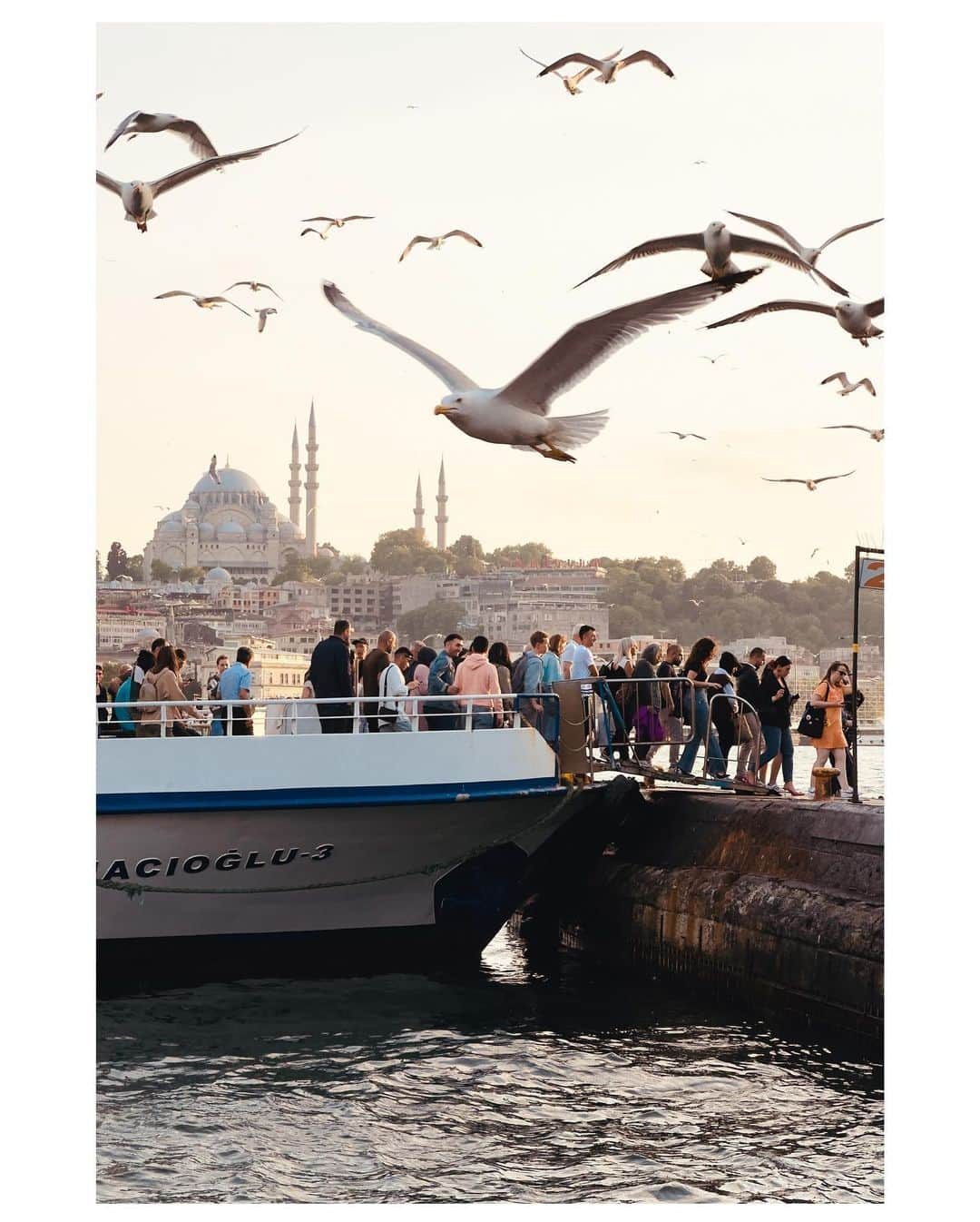 Mustafa Sevenのインスタグラム：「Uzun bir aradan sonra #İstanbul ile merhaba gençler :) İnsanız ve her şey insan için maalesef. Kontrol edemediğimiz gerçeklerlerle de baş etmek zorundayız. Güçlü değil aciz olduğumuzu hatırlıyorum yeniden. Bu pes etmek asla değil :) istanbul gibi katman katman yeniden inşaa etmek , yeni medeniyetlere ev sahibi olmak demek.  Böyle içimi dökmeye başladığımda da lafın sonunu getirmekte zorlanıyorum :)) Neyse, velhasıl kelam 3 günlük yalan dünya canlar sevin, sevilin, bol bol fotoğrafını çekin sevdiklerinizin :) #Istanbul #Iphoneography #Iphone」