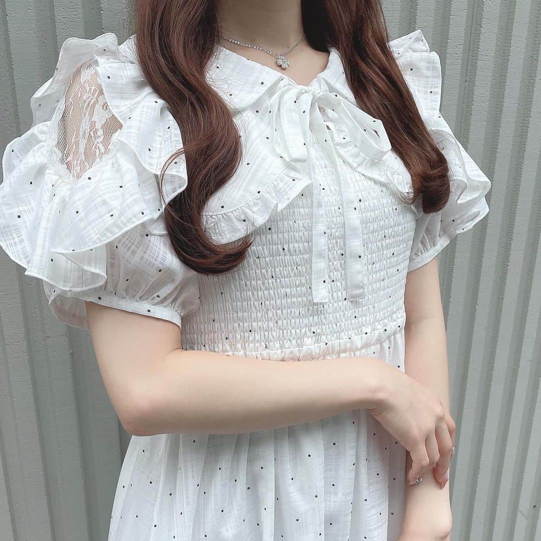 evelyn.coordinateのインスタグラム：「♡  𝐴𝑢𝑡𝑢𝑚𝑛 𝐶𝑜𝑙𝑙𝑒𝑐𝑡𝑖𝑜𝑛  #襟フリルドットOP color ♡  OW / IGY price ♡ ¥10,800(taxin)  チョーカーデザインは evelynでも人気なデザイン❤︎  見頃がシャーリングで細見え効果も期待できるアイテム🎀 袖のフリルやレースもポイントです❤︎ ぜひチェックしてみてください✨  #evelyn #エブリン #ガーリーコーデ #甘めスタイル #甘めコーデ #清楚コーデ #可愛い  #girly #feminine #パステル #girl #低身長コーデ #l4l #f4f #follow #フォロー #ファッション #fashion #ootd #evelynコーデ #フェミニンコーデ」