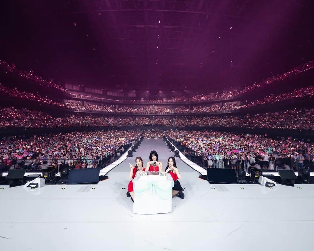 TWICEさんのインスタグラム写真 - (TWICEInstagram)「東京２日目の公演も無事終わりました。 1st Mini Albumのリリース日にONCEの皆さんと過ごすことができて何より幸せです✨🫶 オリコン1位も本当に本当にありがとうございます💕これからも頑張ります！  #MISAMO #Masterpiece #JAPANSHOWCASE2023 #TWICE」7月27日 2時40分 - twicenews