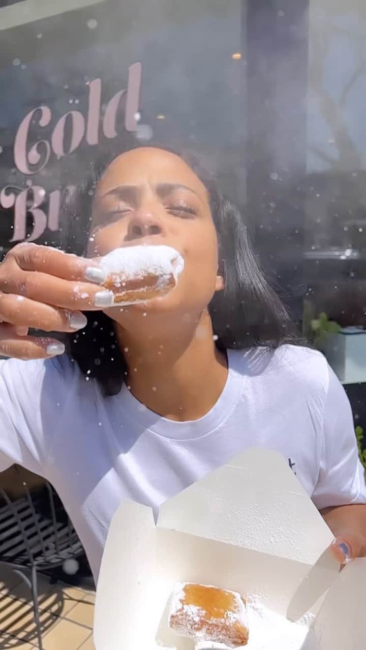クリスティーナ・ミリアンのインスタグラム：「Ice Cold SNOBALL by Day.. Hot & Sweet Beignets by night! Only in STUDIO CITY!  Everything’s sweeter @beignetbox We’ve got all the flavors 🩷  12265 Ventura Blvd, Studio City Ca 91604 #beignetsallday #beignetbox #studiocity #desserts」