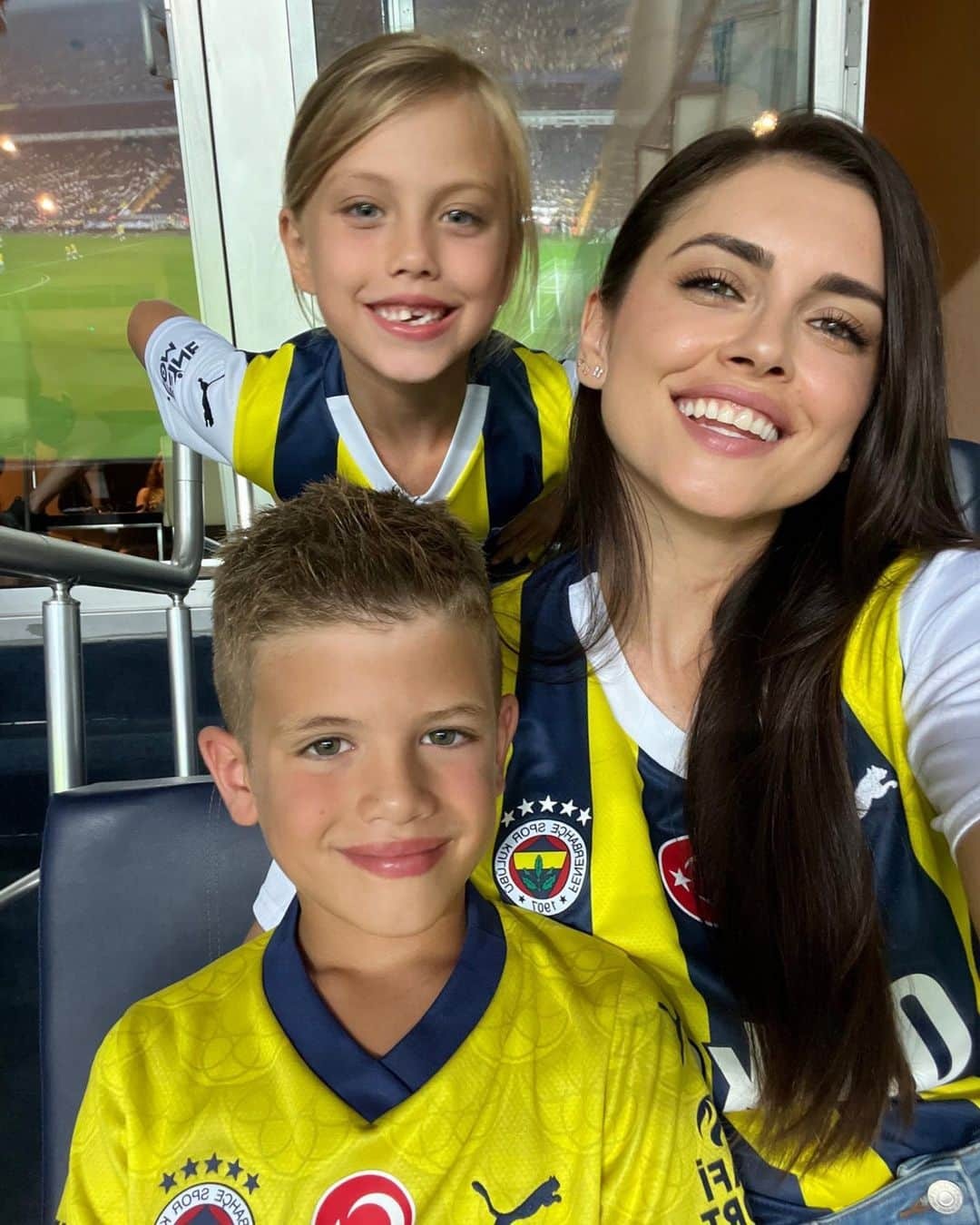 エディン・ジェコのインスタグラム：「Let’s goooooo 💪🏼💛💙 #fenerbahçe #9」