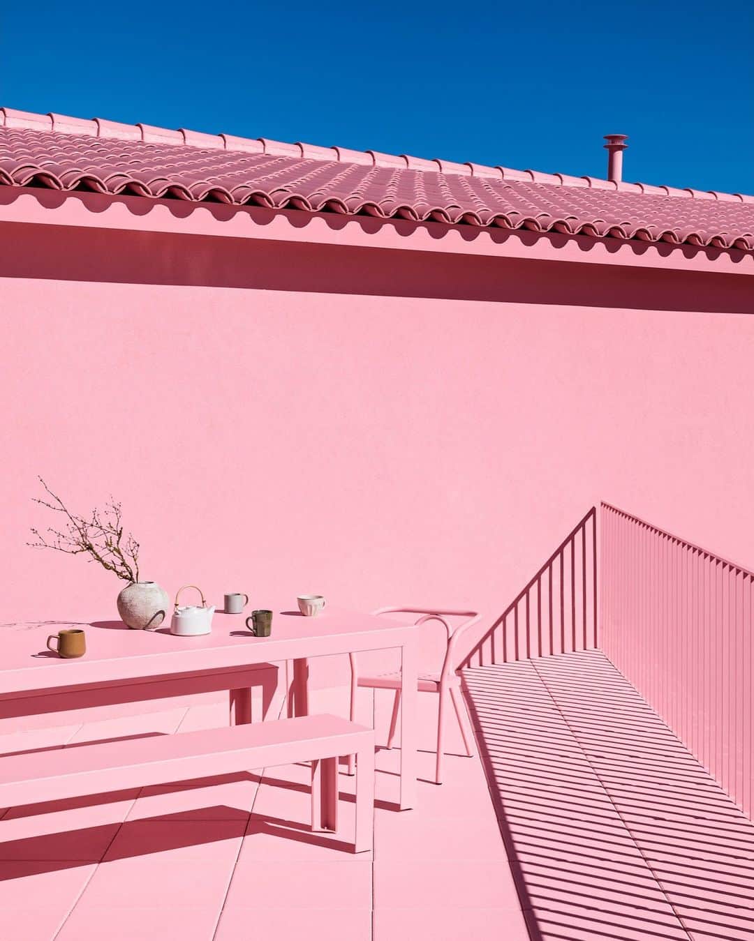 ELLE DECORさんのインスタグラム写真 - (ELLE DECORInstagram)「No, you are not dreaming: Everything, absolutely everything, on the rooftop terrace of Lancôme’s Rose House in Grasse, France is pink! Furniture, railing, and tile roof…all a single bubblegum shade that is a worthy testament to the power of tone-on-tone hues. It’s hard to imagine that just a few months ago, this looked like an ordinary 1970s building. 💓💓💓  Click the link in bio to see the rest of this very pink dreamhouse, as first published in @elledecorationfr. Photographed by @ricardromain.」7月27日 3時00分 - elledecor