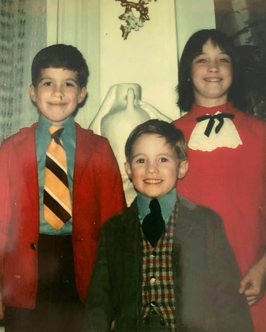 ケヴィン・スミスのインスタグラム：「Kev in the 70’s! My 53rd birthday is a week from today - so naturally, I’ve been reflecting on where the hell I’ve been for half a century. So here are some images of the young me amidst the backdrop of the super sounds of the 70’s!  I grew up the youngest of 3 kids in Highlands, NJ (a mere mile and change from @smodcastlecinemas) with my sister @virginia_in_vienna and my brother Don, -  both older than me by 5 and 4 years respectively. My Father Donald worked for the @uspostalservice and my Mother @donsgirlgrace was a homemaker. We were Catholic (hence #Dogma) and went to church every Sunday. In an effort to keep Dad from “going postal”, my Mom found a way for our lower middle class family to vacation every Easter break - including a trip to Hollywood and the @chinesetheatres when I was 9 (where @jaymewes and I would stick our handprints and footprints 4 decades later). If you’ve been into any of my art over the last 30 years, the folks in these images are at the root of everything I’ve ever made. Conversely, if you’re not a fan? Then blame these wonderful people who helped shape me and my way of thinking. #KevinSmith」